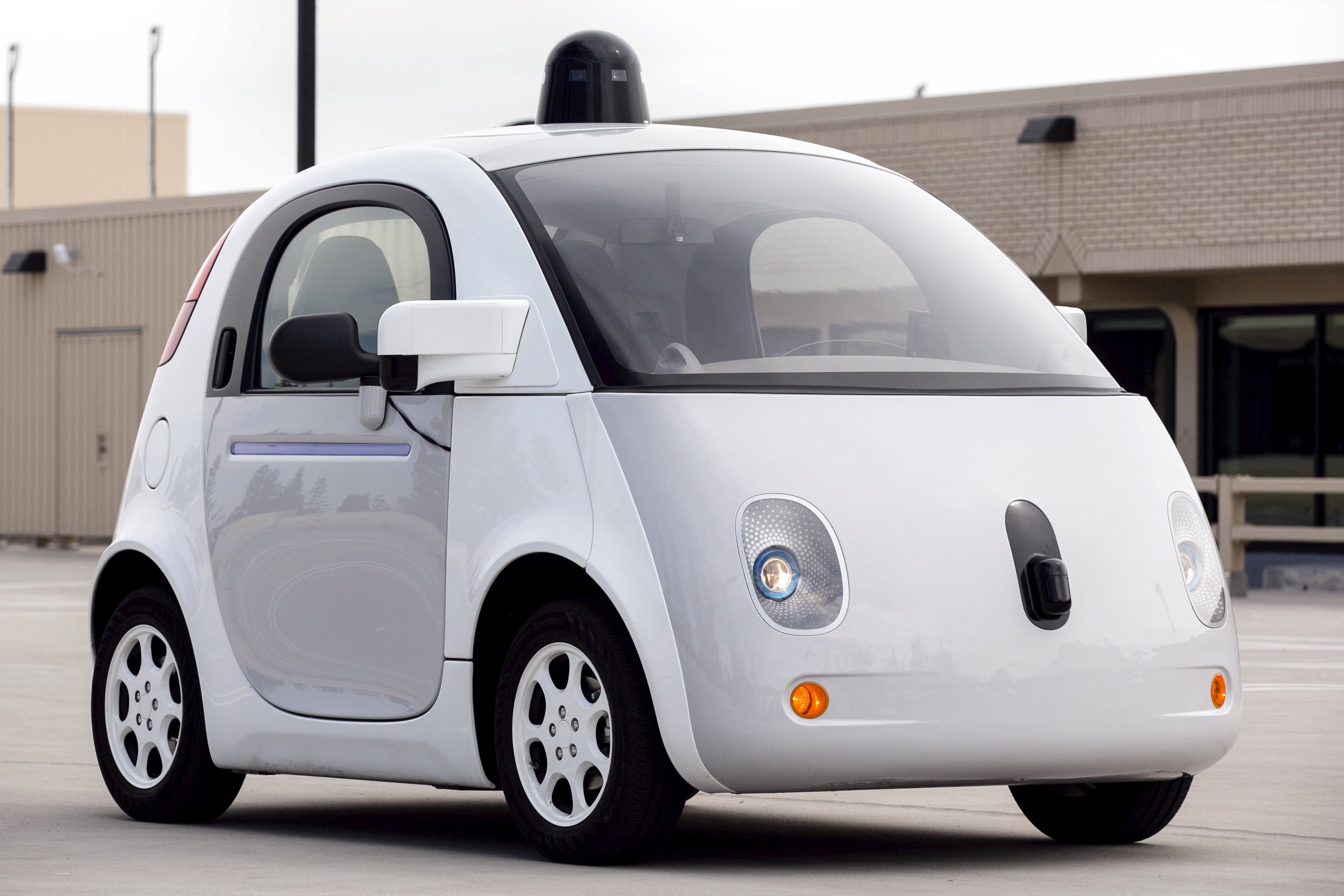 Purwarupa kendaraan yang dapat mengemudi sendiri buatan Goodle terlihat saat pratinjau media, purwarupa kendaraan swatantra Google di Mountain View, California, Selasa (29/9). ANTARA FOTO/REUTERS/Elijah Nouvelage.