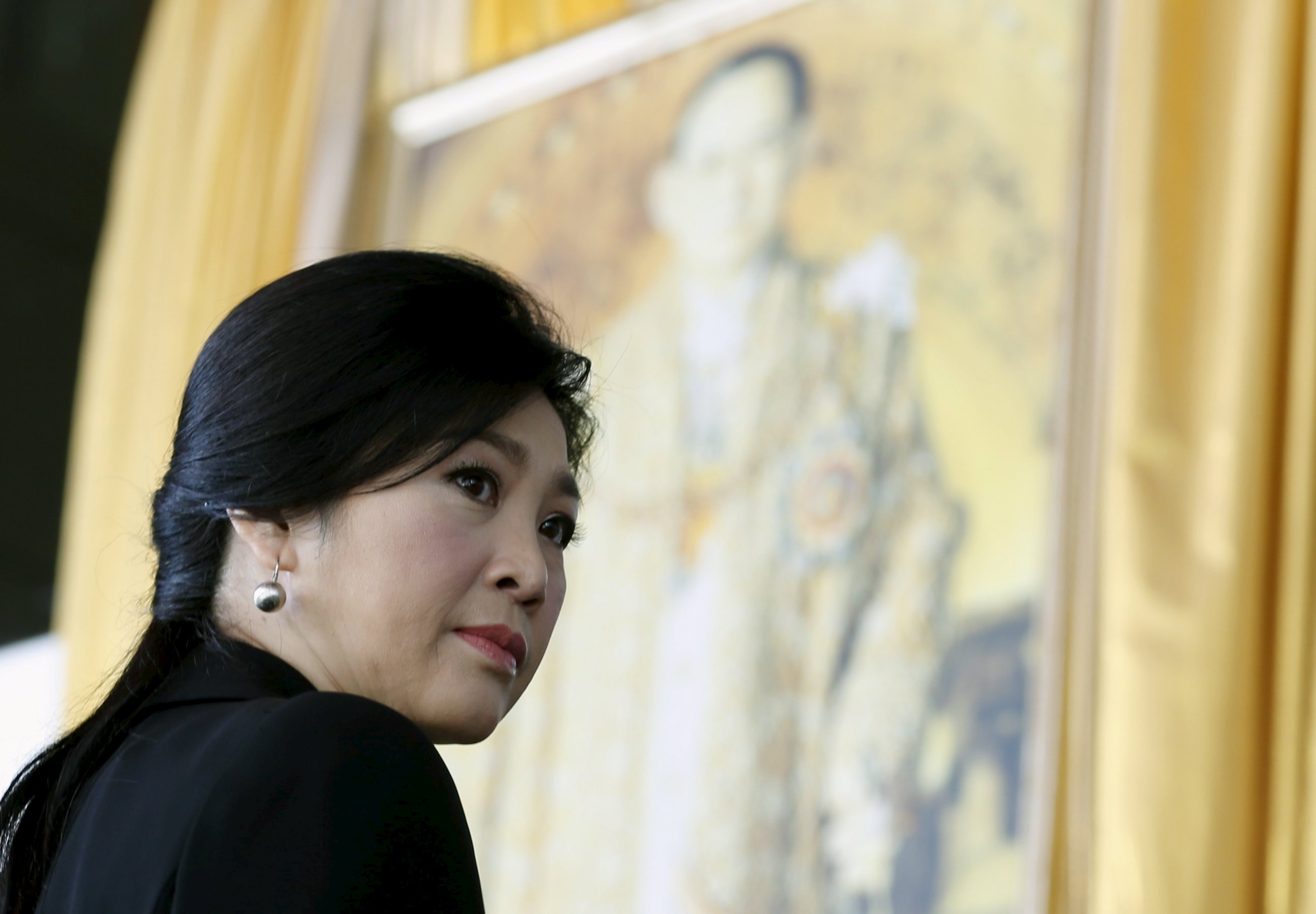 Mantan Perdana Menteri Thailand Yingluck Shinawatra yang digulingkan tiba di pengadilan di Bangkok, Thailand, Selasa (29/9). Shinawatra mengajukan gugatan atas jaksa agung yang menuduhnya tanpa bahan pemeriksaan cukup, bukti dan saksi terkait skema penjaminan beras, menurut keterangan media setempat. ANTARA FOTO/REUTERS/Chaiwat Subprasom.
