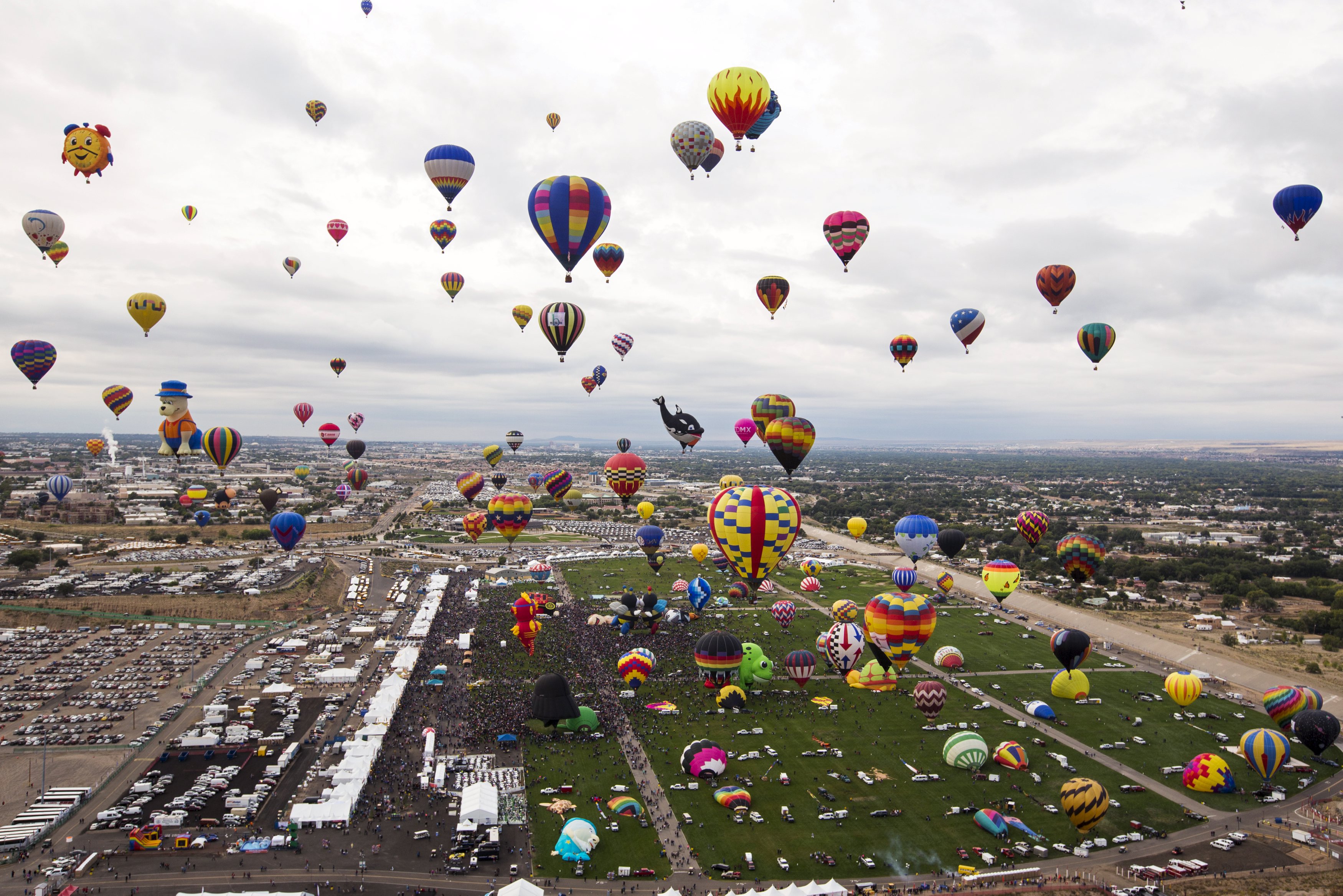 Ratusan balon udara lepas landas dalam acara Festival Balon Udara Internasional Albuquerque, New Mexico, Minggu (4/10). ANTARA FOTO/REUTERS/Lucas Jackson.