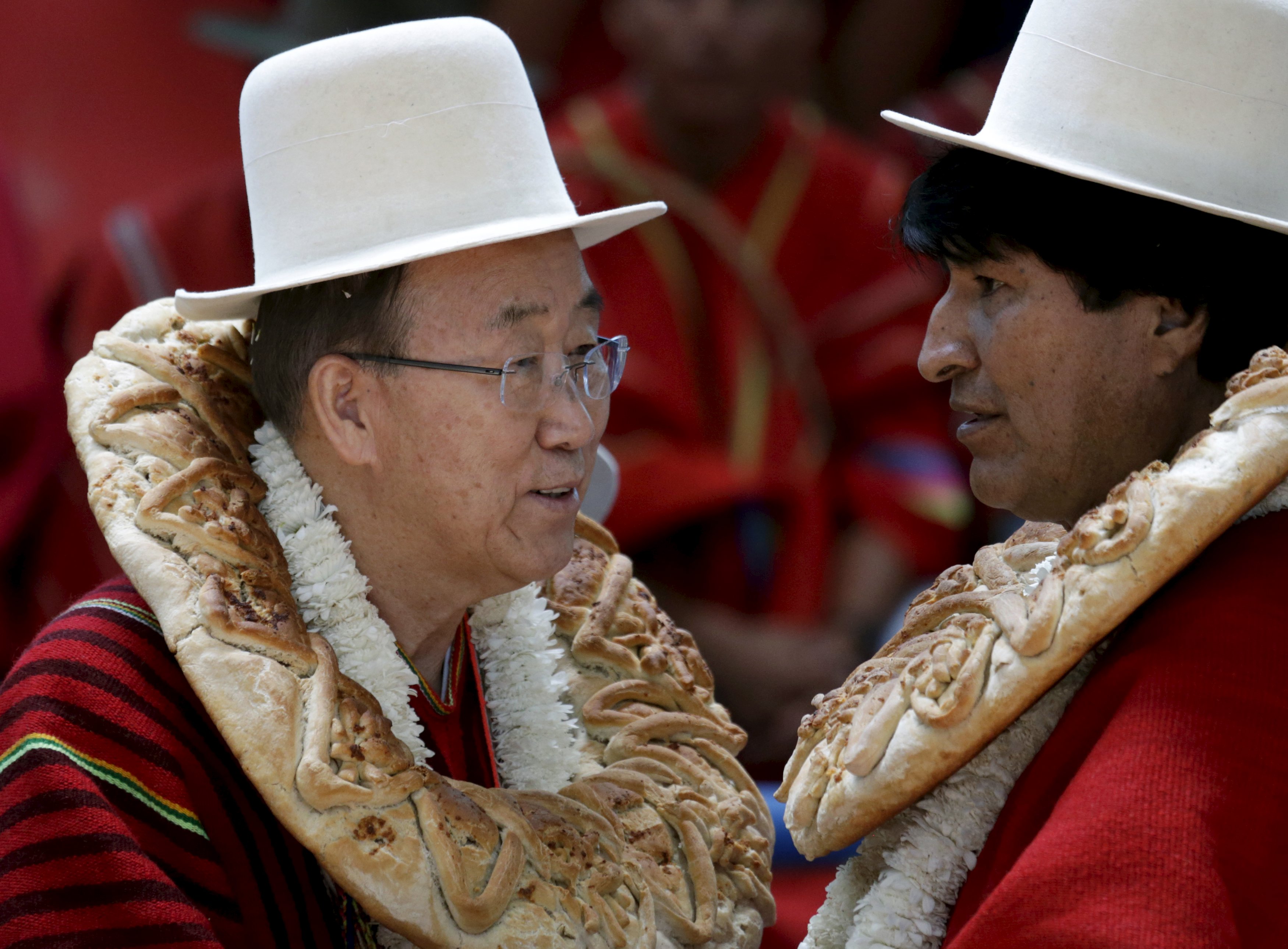 Sekretaris Jenderal PBB Ban Ki-moon (kiri) berbincang dengan Presiden Bolivia Evo Morales dalam peresmian arena olahraga "Coliseo Ban Ki-moon" di Vila Vila, selatan Cochabamba, Minggu (11/10). Ban Ki-moon berada di Bolivia untuk menghadiri Konferensi Rakyat untuk Perubahan Iklim dan Pertahanan Hidup, diadakan sebelum Konferensi Perubahan Iklim Dunia di Paris. ANTARA FOTO/REUTERS/David Mercado.