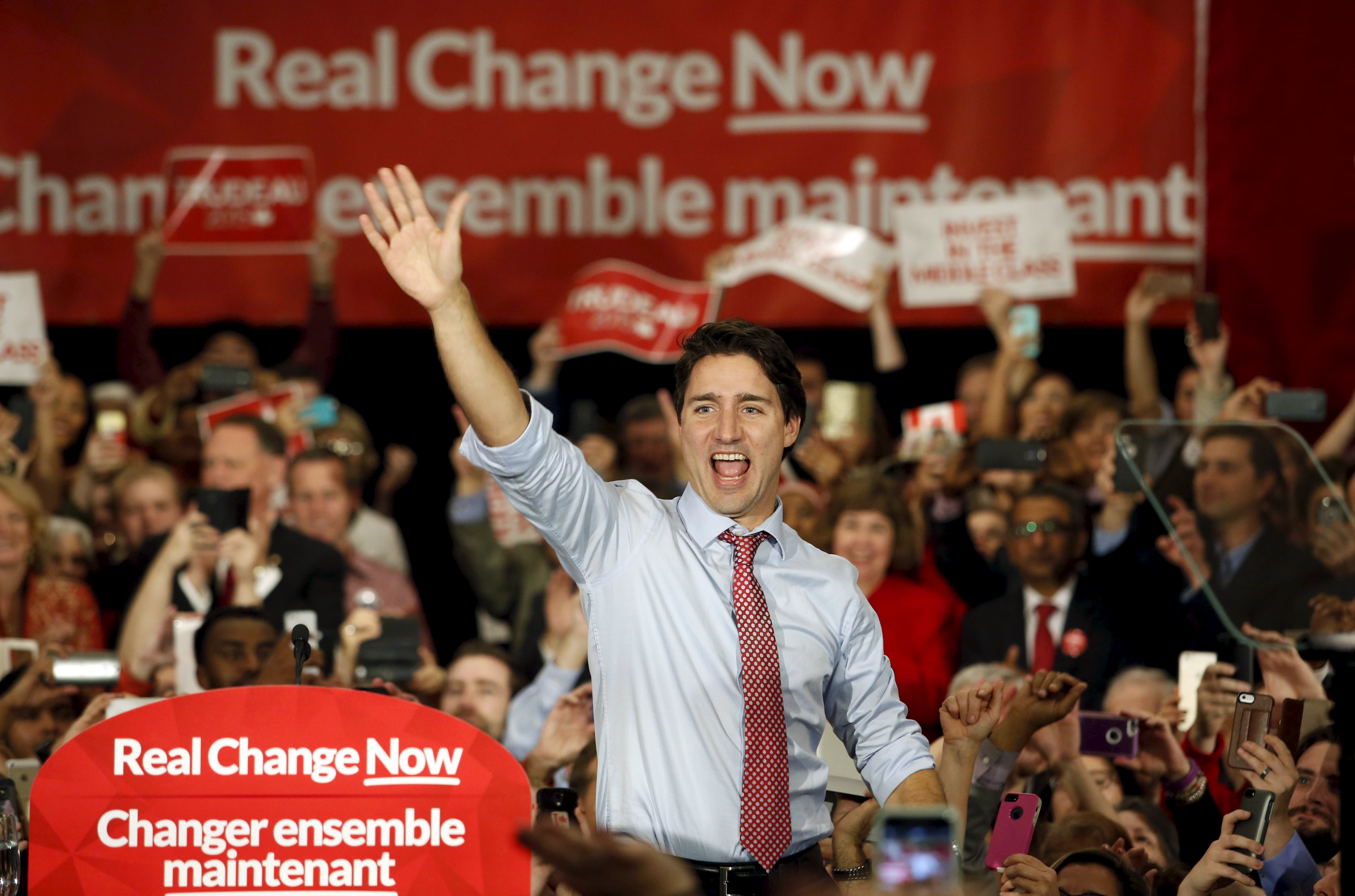 Pemimpin liberal dan Perdana Menteri terpilih Justin Trudeau melambaikan tangan ke pendukungnya saat reli di Ottawa, Selasa (20/10). Trudeau, setelah mengalahkan rival Konservatif, akan menghadapi tekanan langsung untuk mewujudkan janji kampanye, dari mengatasi perubahan iklim sampai melegalisasi ganja. ANTARA FOTO/REUTERS/Patrick Doyle.