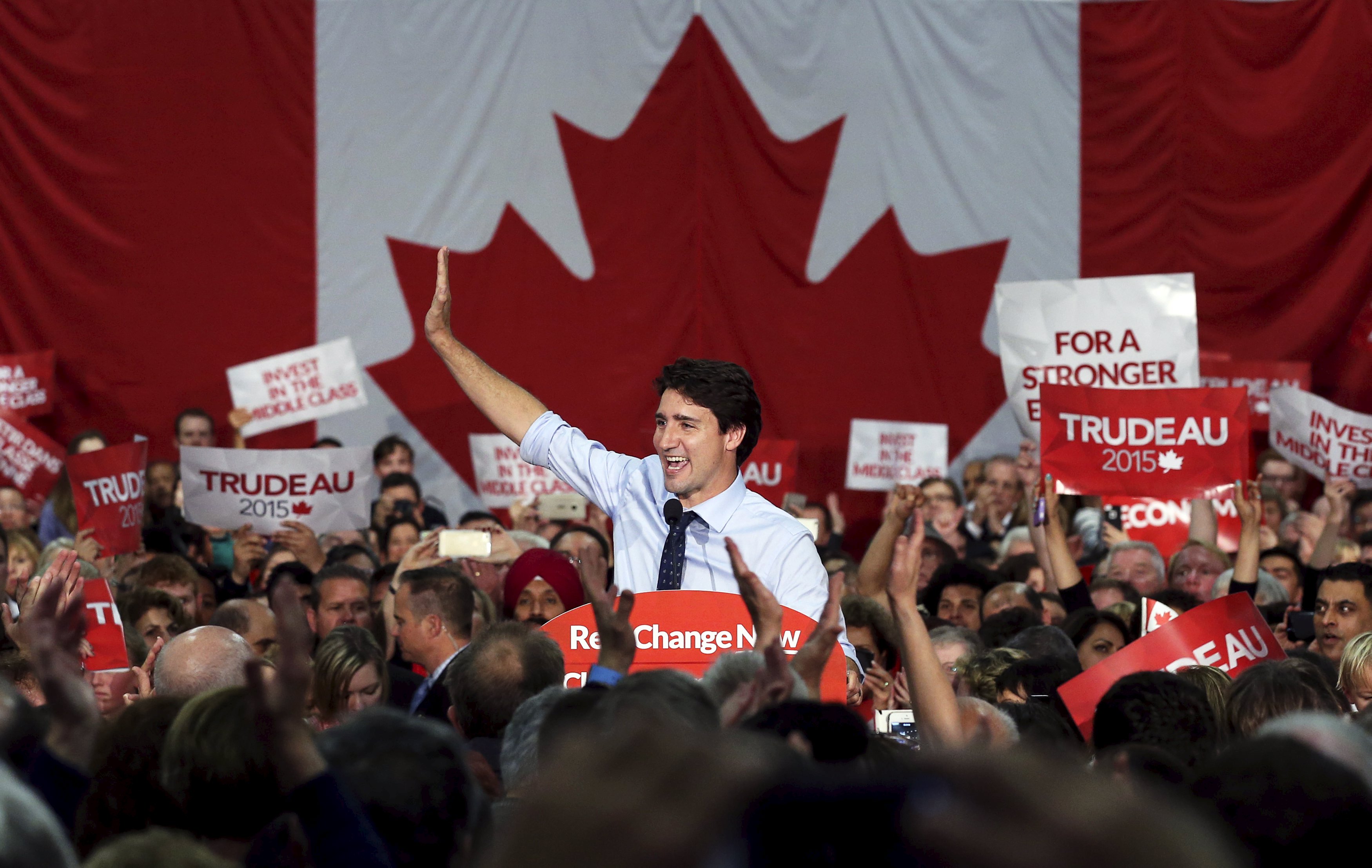 Pemimpin liberal Justin Trudeau melambaikan tangan saat reli kampanye di North Vancouver, British Columbia, 18 Oktober 2015. Kanada akan melaksanakan pemilu federal pada tanggal 19 Oktober.  ANTARA FOTO/REUTERS/Chris Wattie.