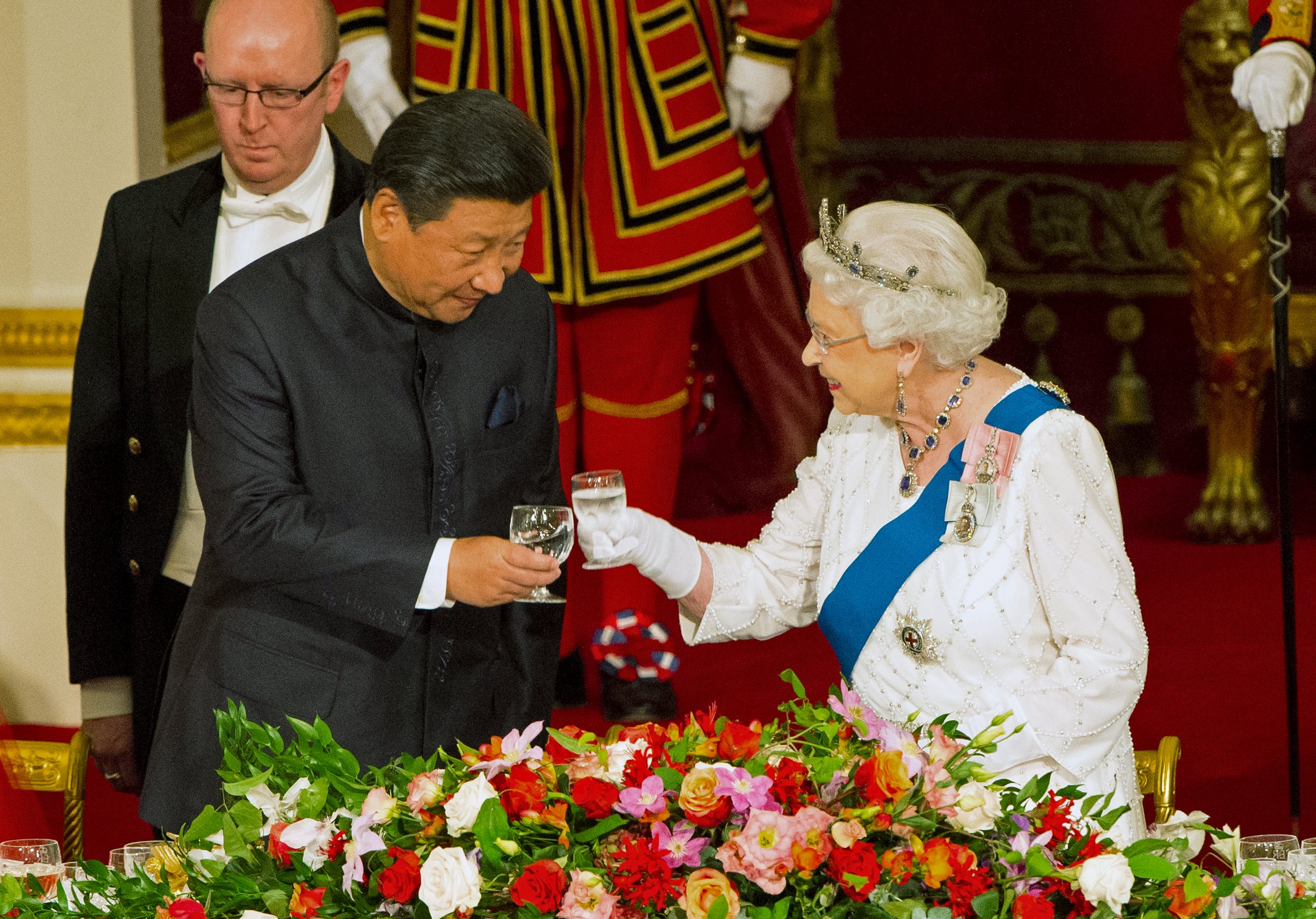 Presiden Tiongkok Xi Jinping dengan Ratu Elizabeth di acara makan malam kenegaraan di Istana Buckingham, London, pada hari pertama kunjungan kenegaraan Presiden Tiongkok ke Inggris, Selasa (20/10). ANTARA FOTO/REUTERS/Dominic Lipinski.
