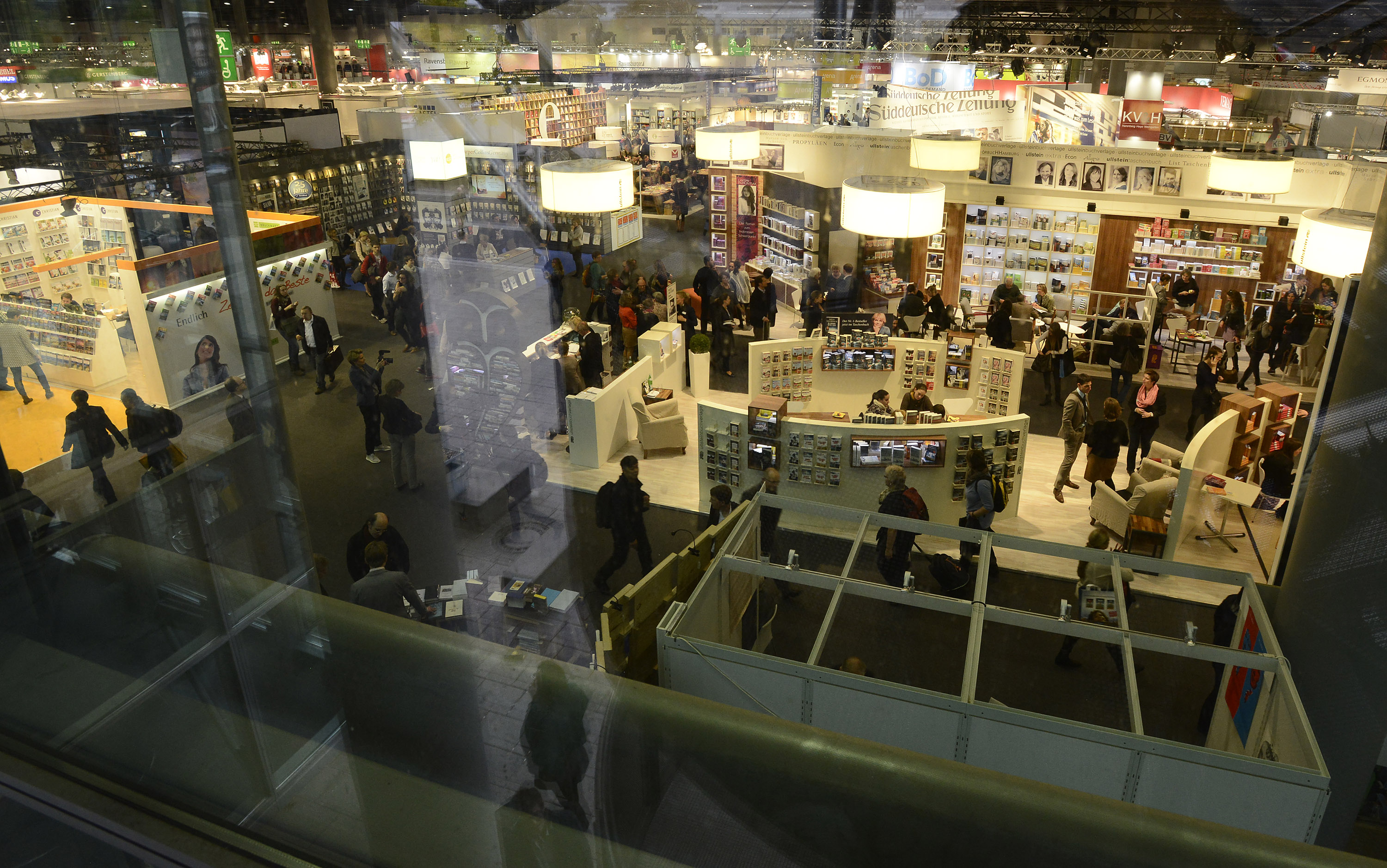 Suasana di salah satu gedung penyelenggaraan "Frankfurt Book Fair 2015" di Frankfurt, Jerman, Kamis (15/10). Dalam pameran buku terbesar sedunia yang diikuti lebih dari 100 negara itu, Indonesia menjadi tamu kehormatan dengan tema "17.000 Islands of Imagination". ANTARA FOTO/Fanny Octavianus/pd/15.