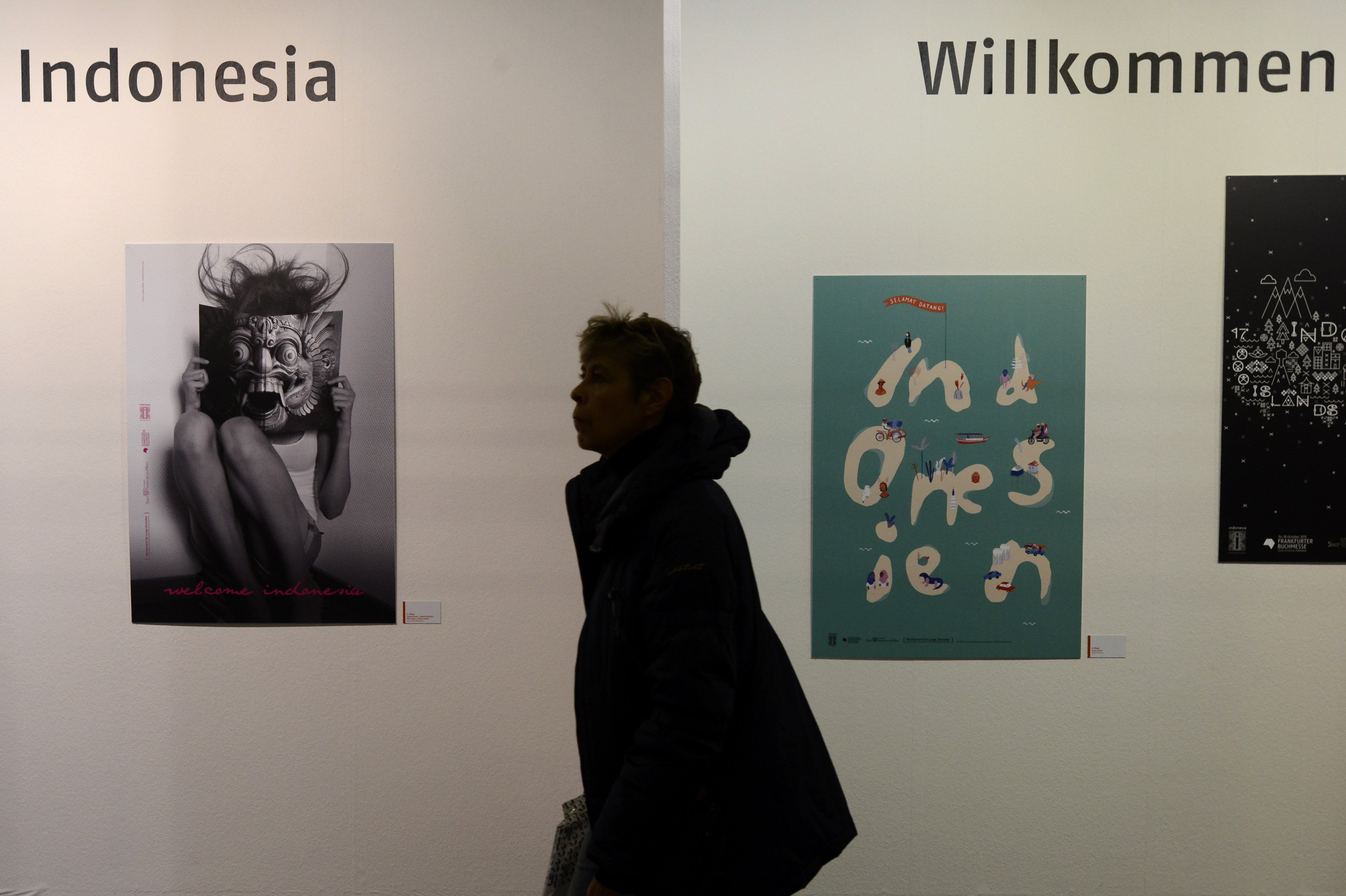 Pengunjung melintas hasil lomba desain poster dalam ajang "Frankfurt Book Fair 2015" di Frankfurt, Jerman, Kamis (15/10). Dalam pameran buku terbesar sedunia yang diikuti lebih dari 100 negara itu, Indonesia menjadi tamu kehormatan dengan tema "17.000 Islands of Imagination". ANTARA FOTO/Fanny Octavianus.