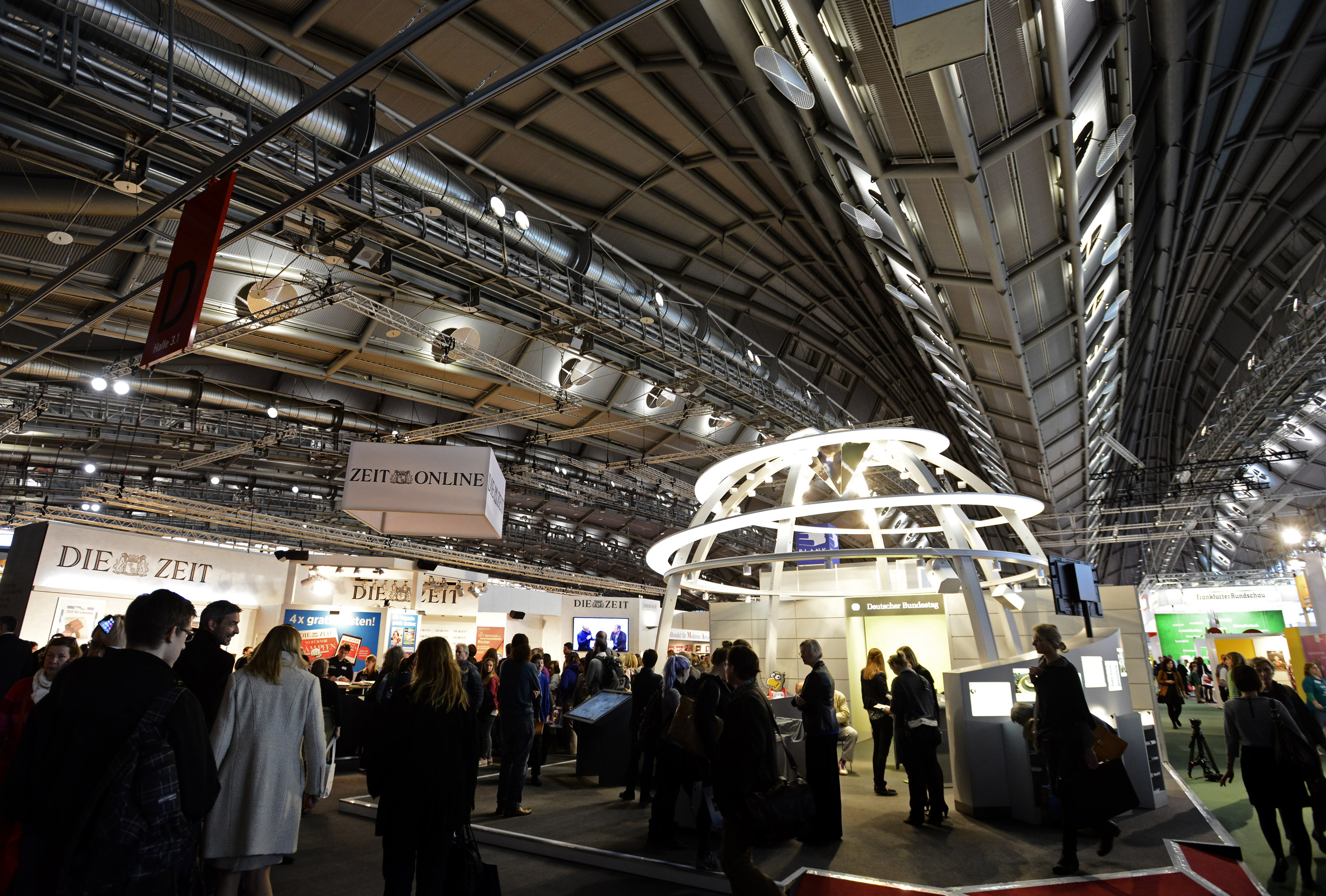 Pengunjung memadati area "Frankfurt Book Fair 2015" di Frankfurt, Jerman, Kamis (15/10). Dalam pameran buku terbesar sedunia yang diikuti lebih dari 100 negara itu, Indonesia menjadi tamu kehormatan dengan tema "17.000 Islands of Imagination". ANTARA FOTO/Fanny Octavianus.