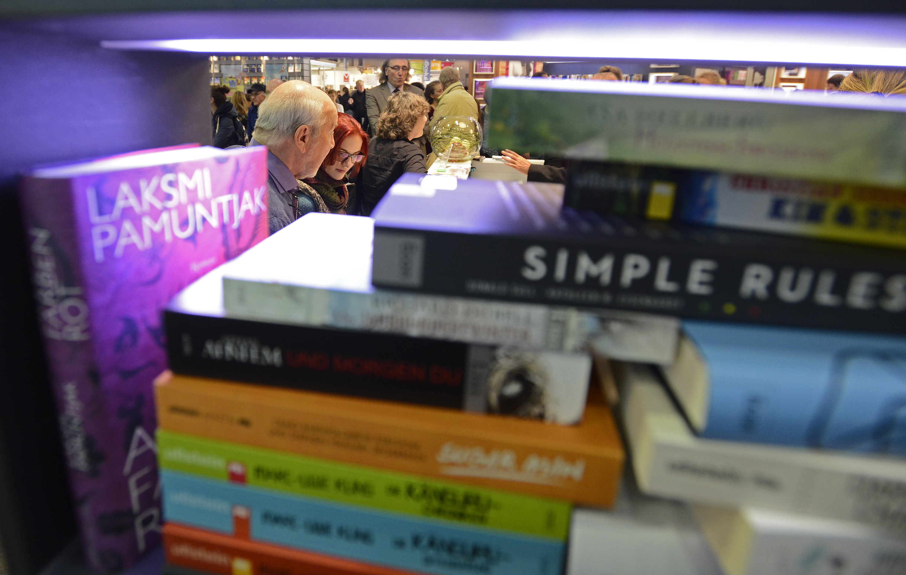 Pengunjung mengamati buku yang dipamerkan dalam "Frankfurt Book Fair 2015" di Frankfurt, Jerman, Kamis (15/10). Dalam pameran buku terbesar sedunia yang diikuti lebih dari 100 negara itu, Indonesia menjadi tamu kehormatan dengan tema "17.000 Islands of Imagination". ANTARA FOTO/Fanny Octavianus.