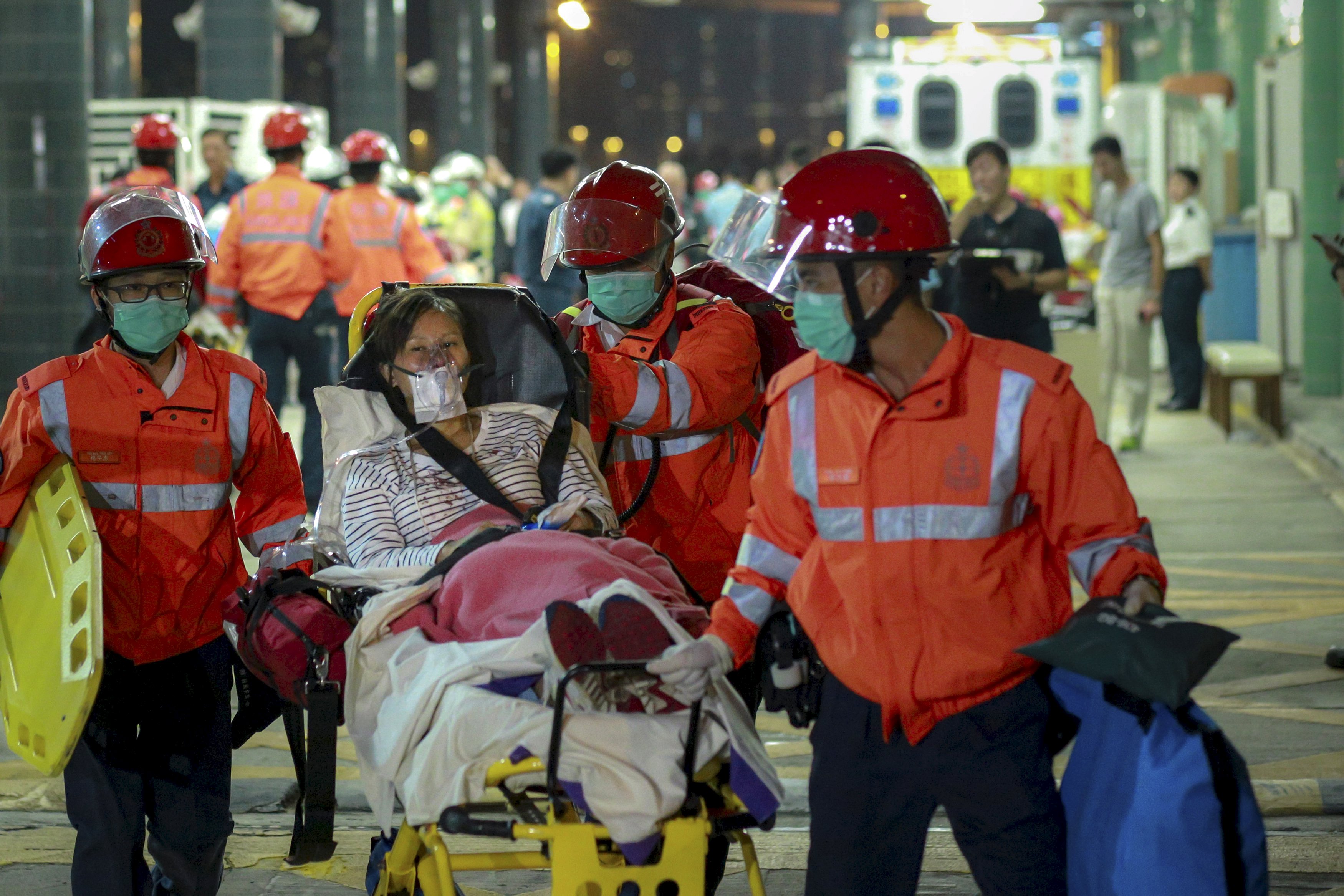 Seorang penumpang kapal feri yang terluka ditemani oleh penyelamat setelah tiba di pantai di Hong Kong, Tiongkok, Minggu (25/10). Sekitar 100 orang terluka pada hari Minggu saat kapal feri dari Macau ke Hong Kong bertabrakan dengan benda yang tidak diketahui, menurut pernyataan dari polisi. REUTERS/Stringer.