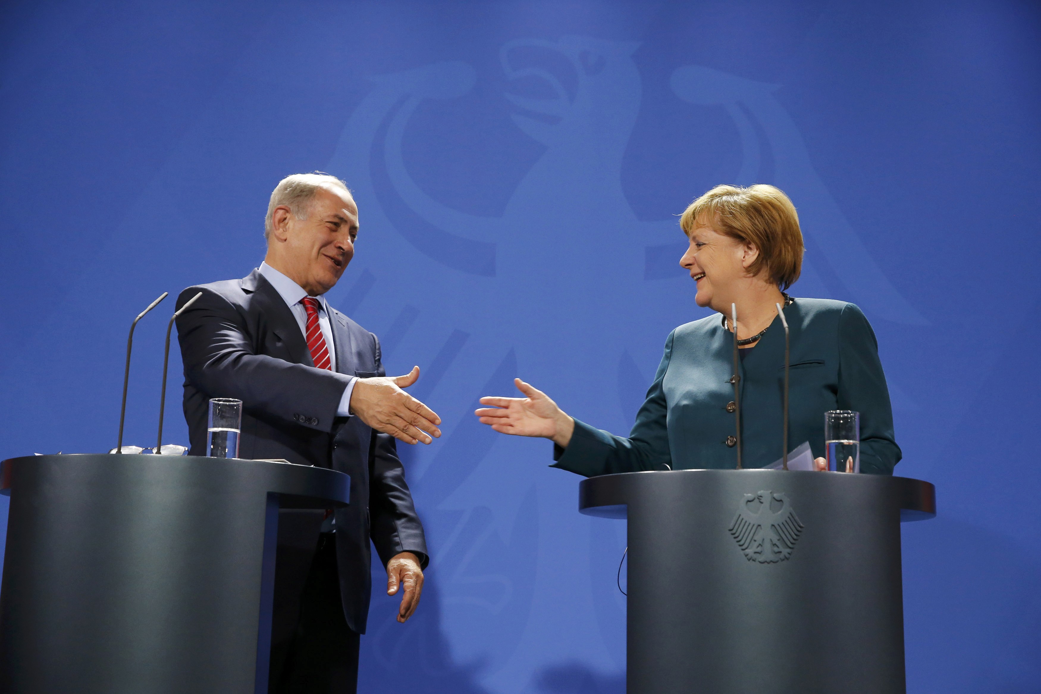 Kanselir Jerman Angela Merkel memberi selamat kepada Perdana Menteri Israel Benyamin Netanyahu pada hari ulang tahunnya saat konferesi bersama di Kantor Kanselir di Berlin, Jerman, Rabu (21/10). ANTARA FOTO/REUTERS/Fabrizio Bensch.