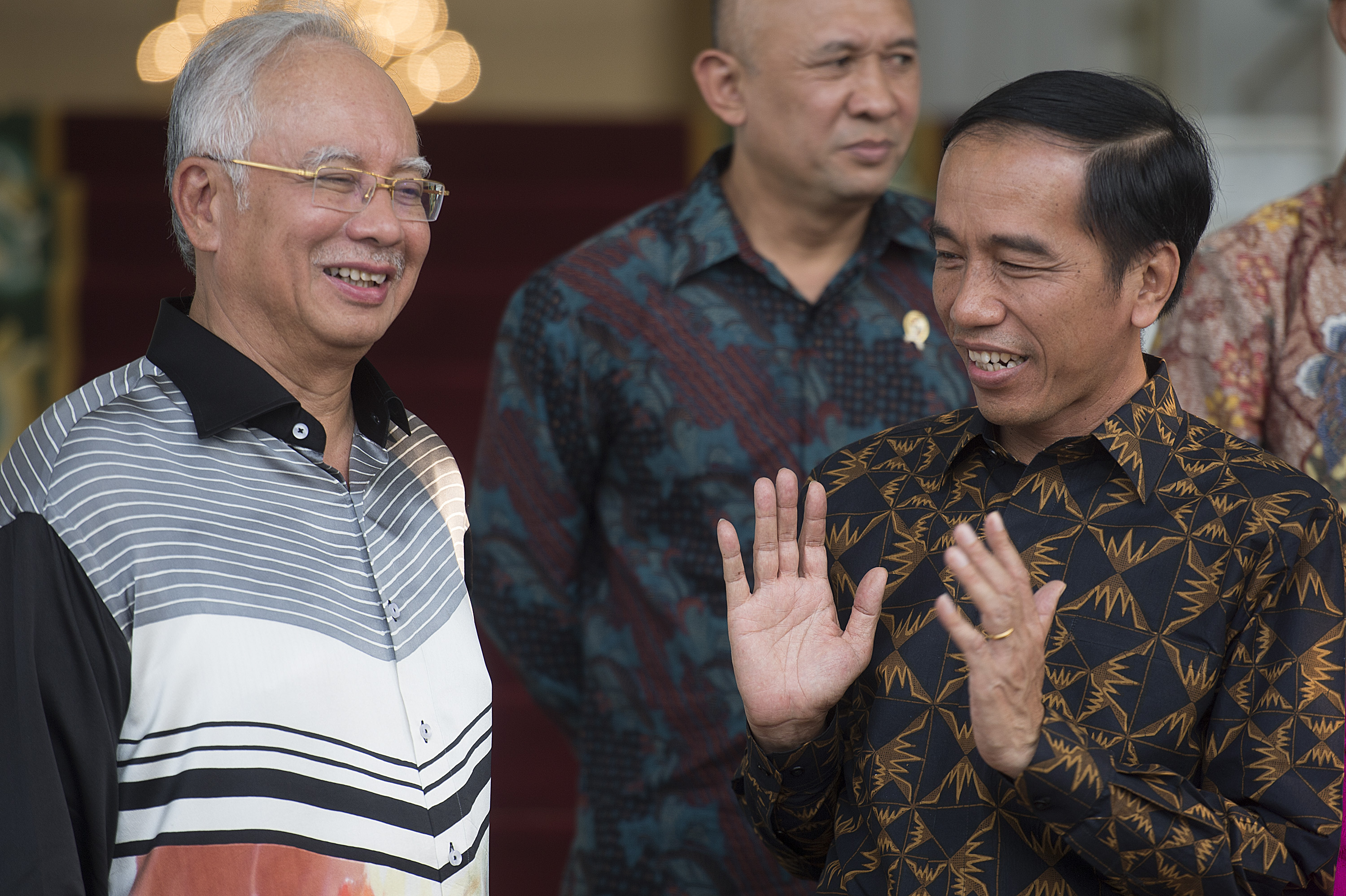 Presiden Joko Widodo (kanan) berbincang dengan PM Malaysia Datuk Seri Najib Tun Razak (kiri) di Istana Kepresidenan, Bogor, Jawa Barat, Minggu (11/10). Kedua pemimpin negara tersebut bertemu untuk menindaklanjuti peningkatan kerjasama bilateral di bidang industri minyak kelapa sawit dan lingkungan hidup. ANTARA FOTO/Widodo S. Jusuf.