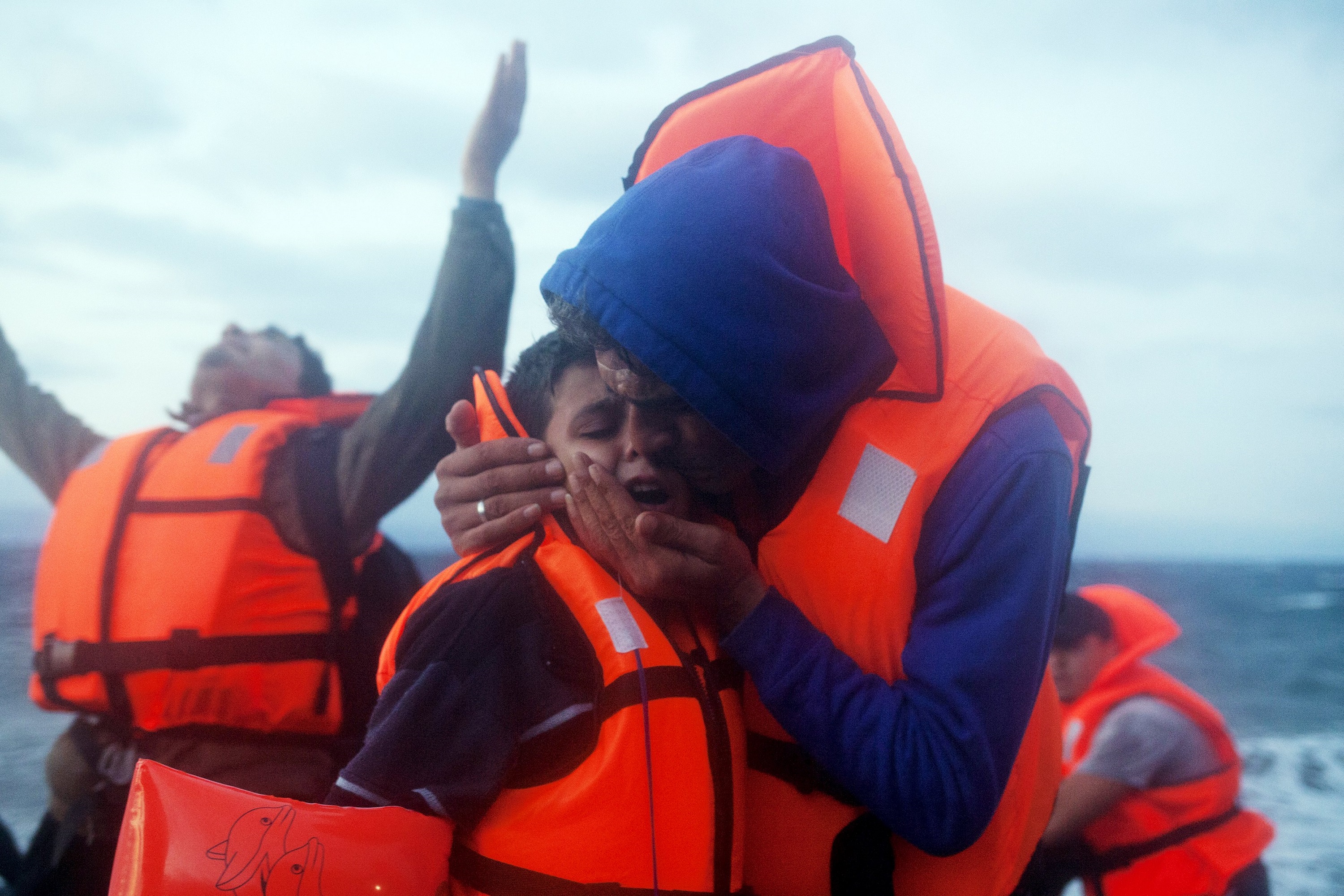 Seorang pria migran mencium anak lelaki ketika pengungsi dan imigran tiba menggunakan perahu karet yang padat di lautan ganas di pulau Lesbos, Yunani, setelah menyeberangi Laut Aegean dari pesisir Turki, Kamis (1/10). Angka luar biasa sebanyak 430.000 imigran dan pengungsi melakukan perjalanan di perahu reyot menyeberangi Mediterania menuju Eropa tahun ini, 309.000 melalui Yunani, menurut Organisasi Internasional untuk Migrasi. ANTARA FOTO/REUTERS/Dimitris Michalakis.