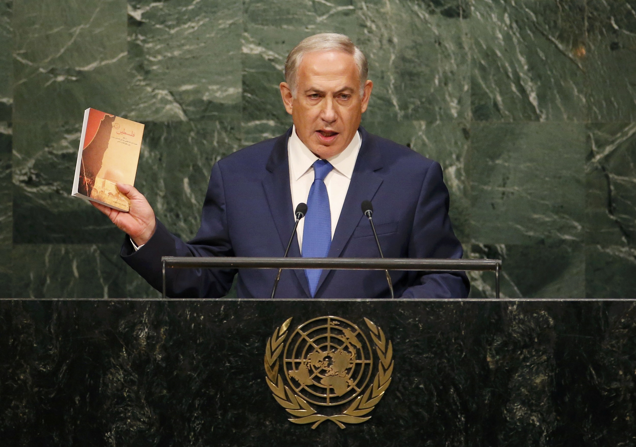 Perdana Menteri Israel Benjamin Netanyahu membawa sebuah buku saat memberikan pidato di rapat ke-70 Sidang Umum PBB di New York, Kamis (1/10). ANTARA FOTO/REUTERS/Mike Segar.