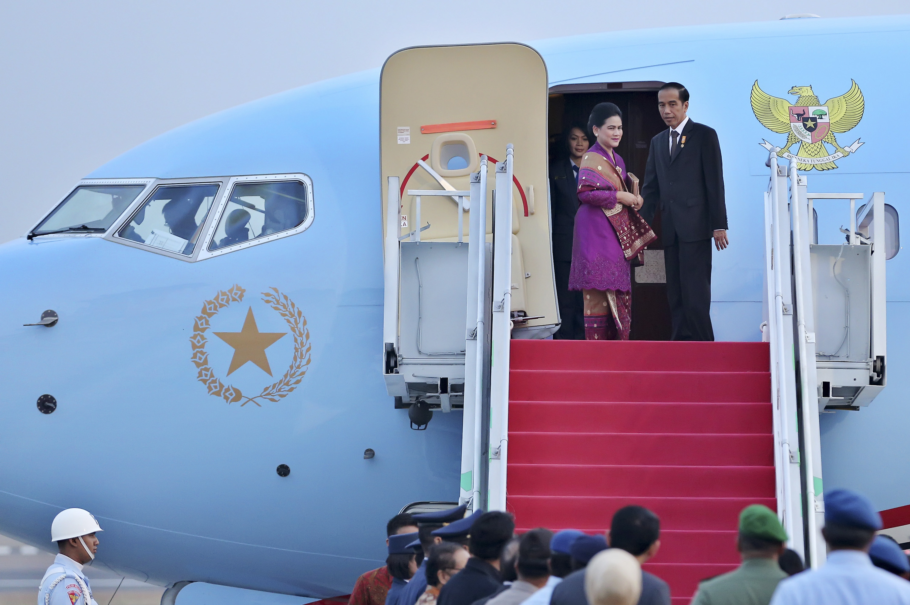 Presiden Joko Widodo (kanan) didampingi Ibu Negara Iriana Joko Widodo bersiap memasuki pesawat untuk bertolak ke Amerika Serikat di Bandara Halim Perdanakusuma, Jakarta, Sabtu (24/10). Presiden Jokowi dijadwalkan akan bertemu dengan Presiden AS Barack Obama, kemudian menyaksikan sejumlah penandatanganan kerja sama antara pengusaha Indonesia - AS, serta mengunjungi sejumlah pusat teknologi informasi. ANTARA FOTO/Yudhi Mahatma/foc/15.