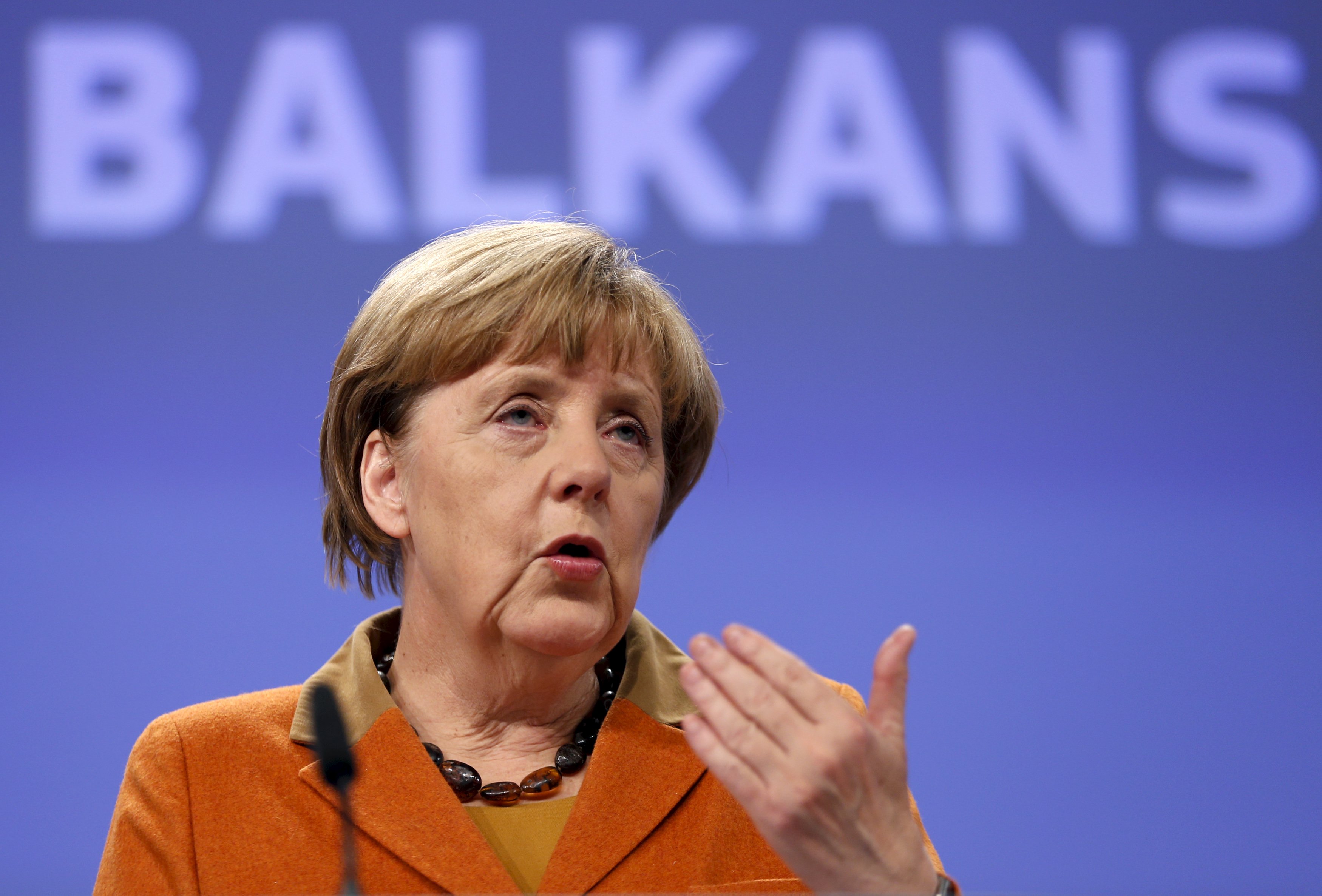 Kanselir Jerman Angela Merkel memberikan konferesi pers setelah pertemuan yang membahas krisis pengungsi Balkan dengan para pemimpin dari Eropa Tengah dan Eropa Timur di markas Komisi Uni Eropa di Brussels, Belgia, Senin (26/10). REUTERS/Francois Lenoir.