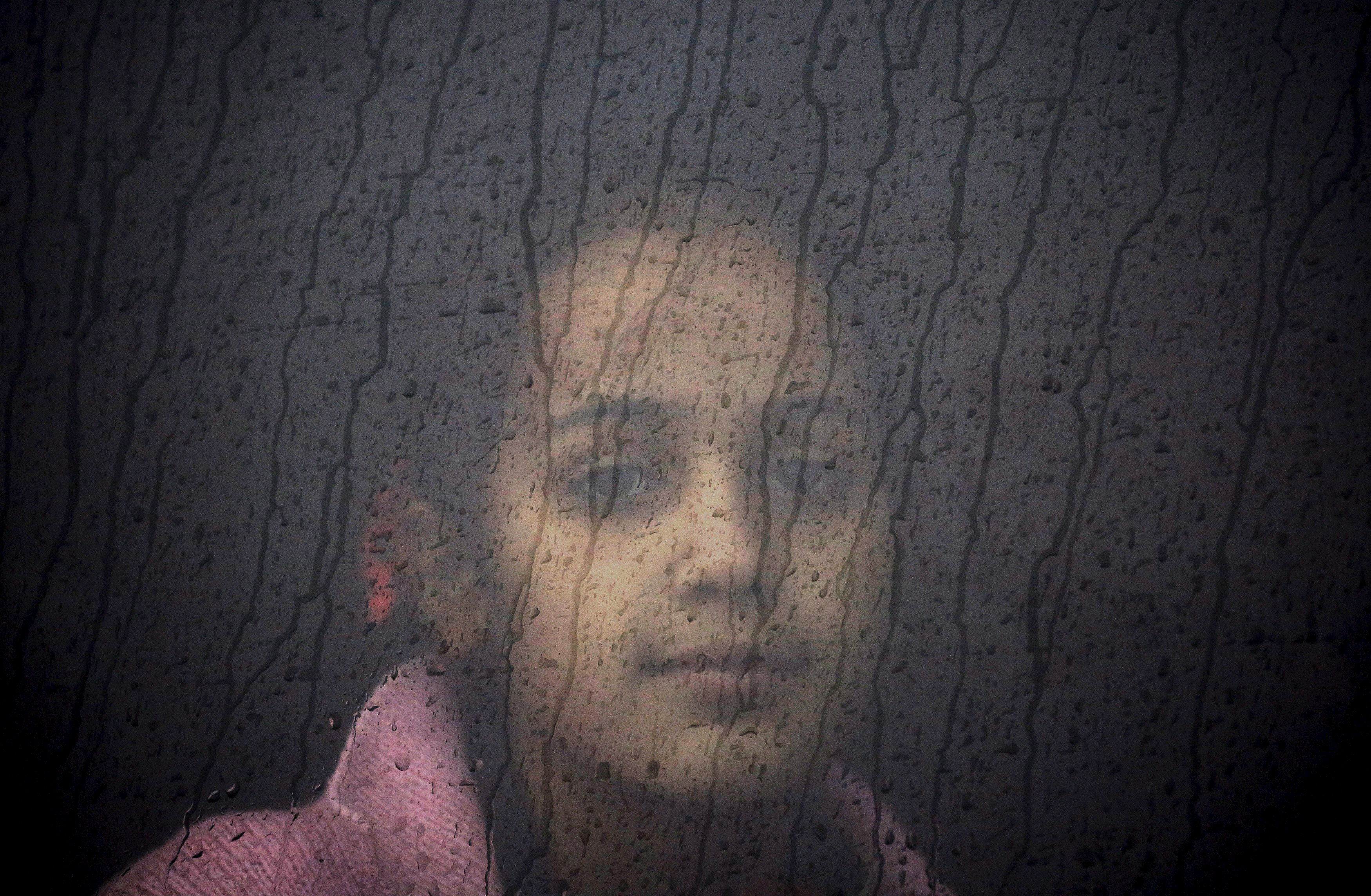 Pengungsi anak Suriah duduk di sebuah bus di kamp registrasi sementara saat hujan badai di pulau Lesbos Yunani, Rabu (21/10). Lebih dari setengah juta pengungsi dan migran telah tiba di Yunani melalui laut tahun ini dan jumlah kedatangan meningkat lebih dari 8000 pada hari Senin, berpacu dengan musim dingin yang akan segera datang, menurut keterangan PBB pada hari Selasa. ANTARA FOTO/REUTERS/Yannis Behrakis.