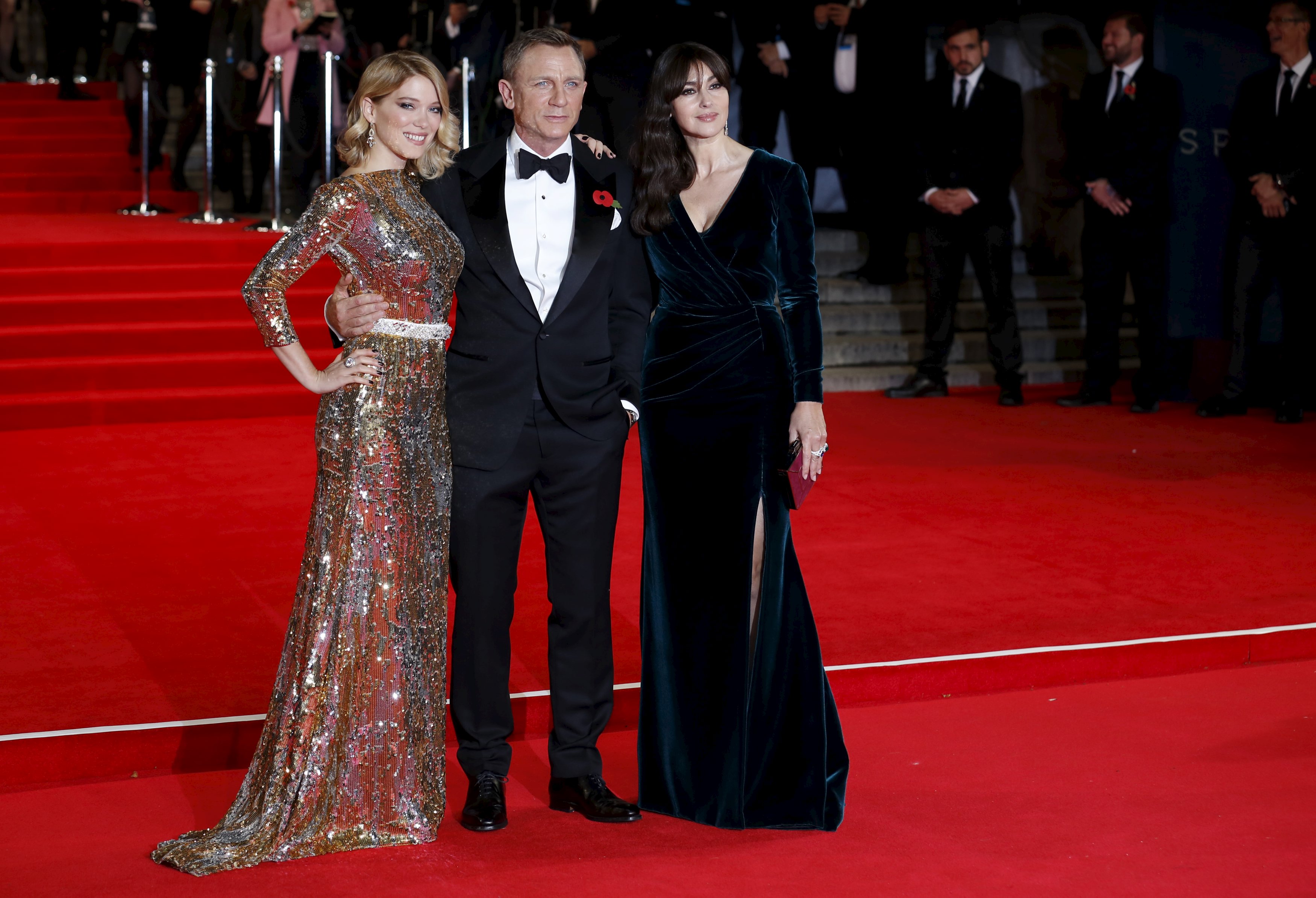 (ki-ka) Lea Seydoux, Daniel Craig dan Monica Belluci berpose ke arah fotografer saat mereka menghadiri premiere film James Bond 007 "Spectre" di Royal Albert Hall di London, Inggris. REUTERS/Luke MacGregor.