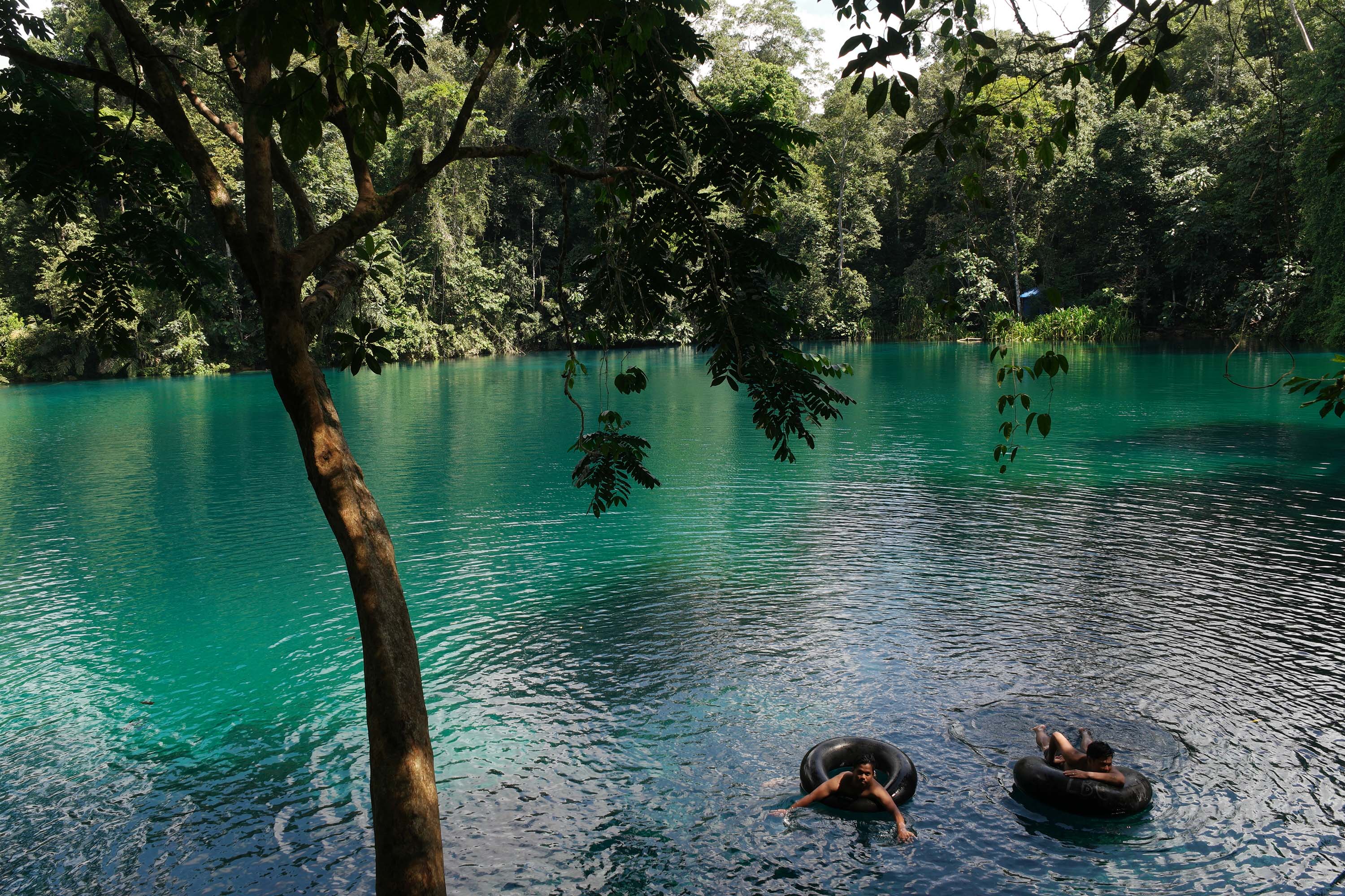 Dua orang pengunjung berenang di danau labuhan ermin, Biduk-Biduk, Berau, Kaltim.
