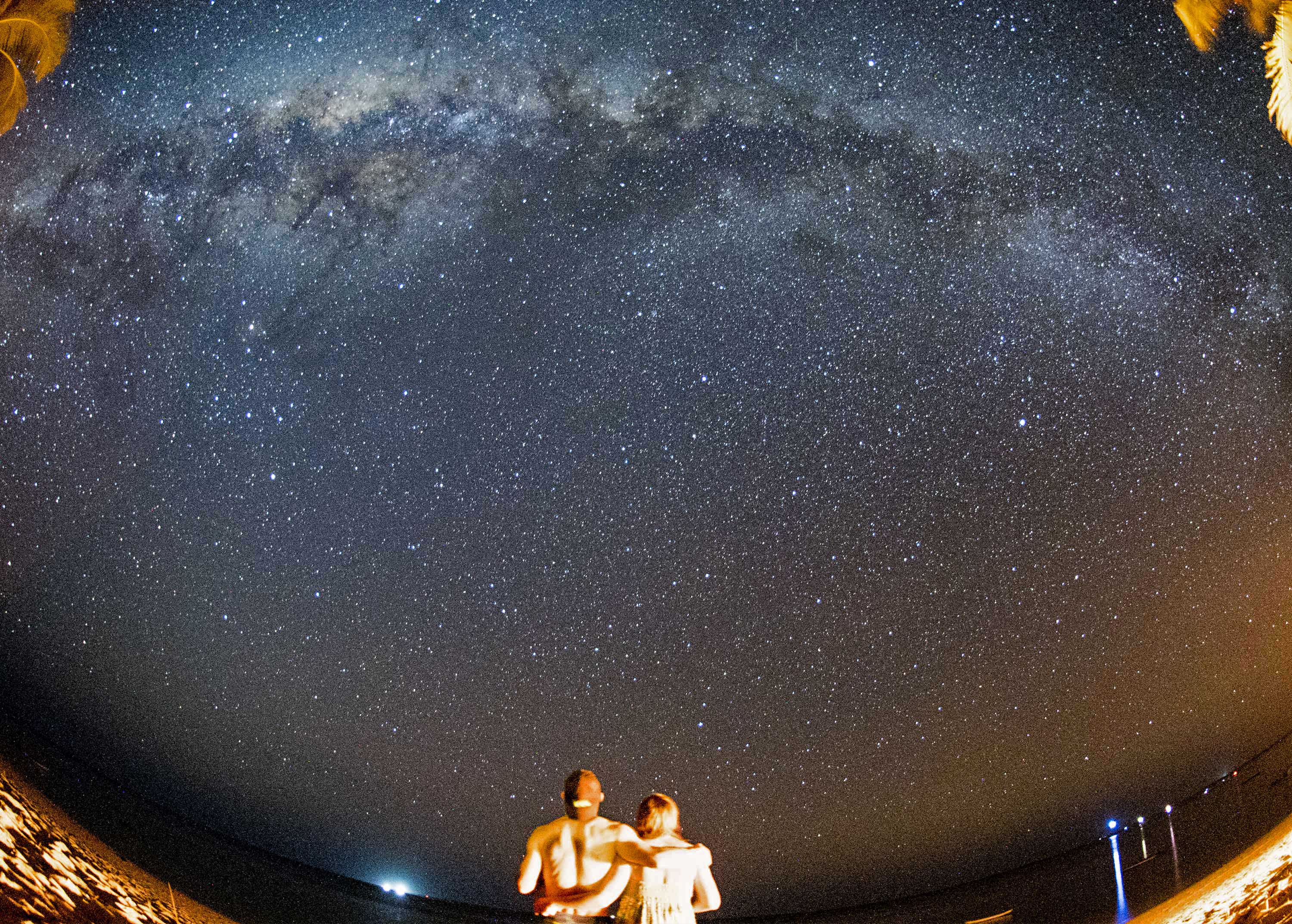 Wisatawan asing menikmati pemandangan gugusan Bima Sakti atau Milky Way yang terlihat membujur di selatan pulau Rote Ndao, Nusa Tenggara Timur, Minggu (16/8). ANTARA FOTO/M Agung Rajasa.