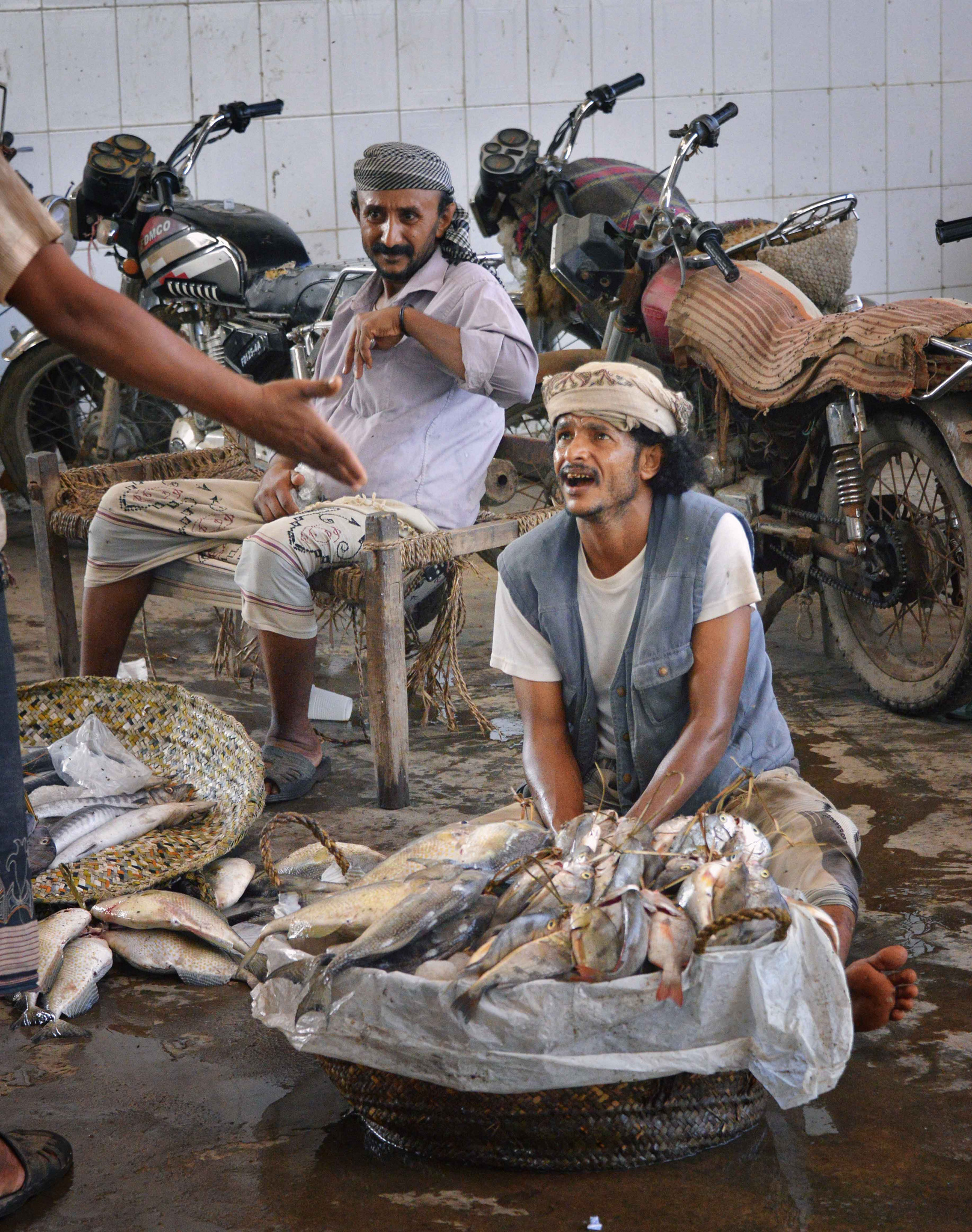 Penjual ikan di Pasar Ikan di Yemen. Flickr - Rod Waddington.