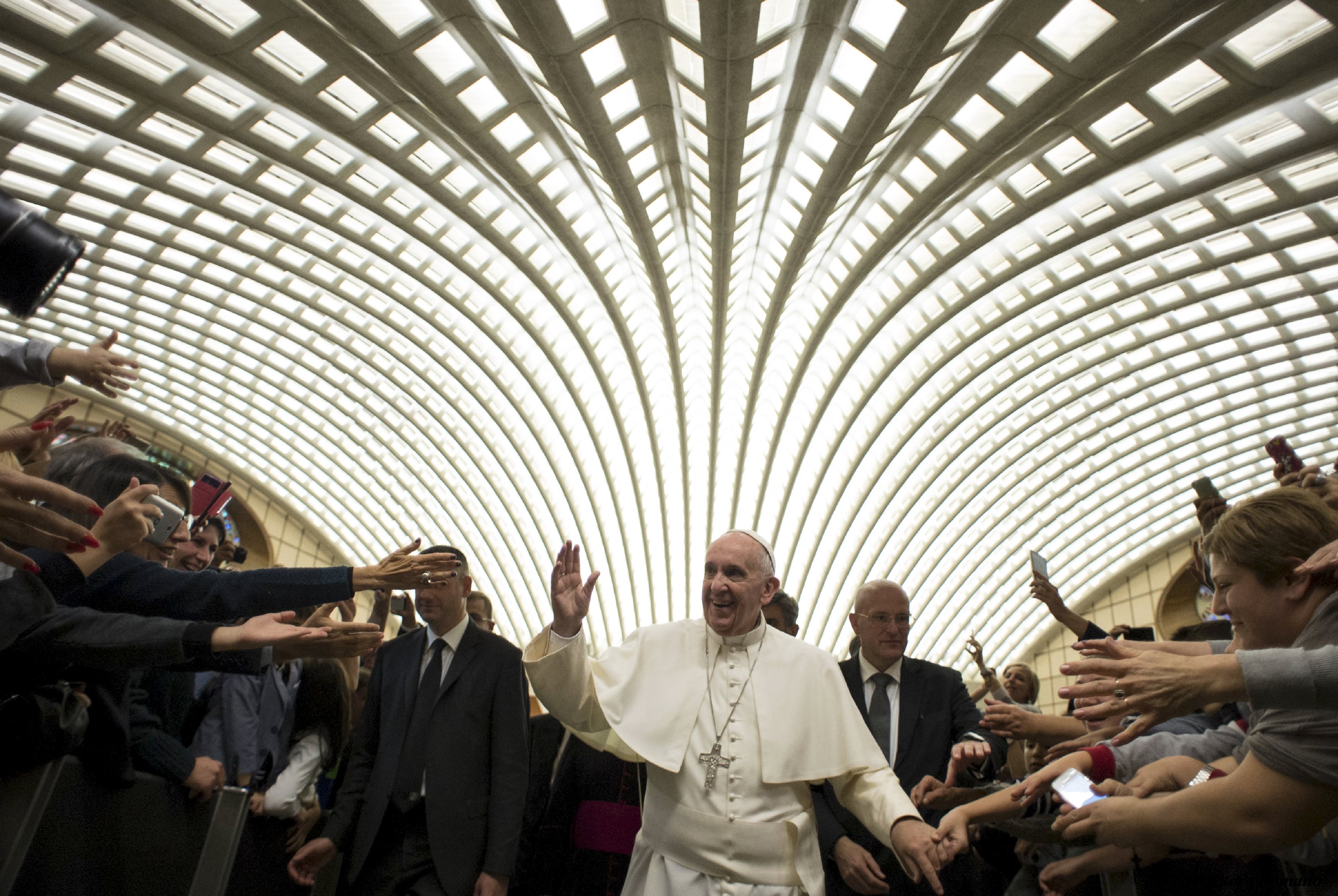 Paus Francis saat ia tiba untuk memimpin khalayak khusus dengan anggota Uni Pengusaha dan Manajer Kristen di Vatikan 31 Oktober 2015. REUTERS / Osservatore Romano / Handout via Reuters .
