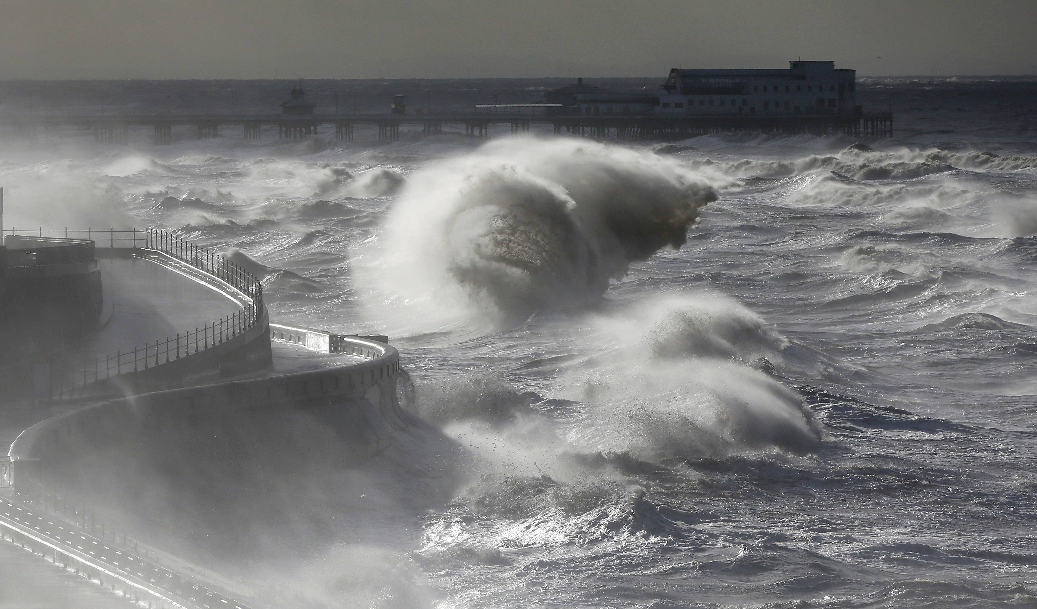 Gelombang ombak mengenai bagian depan Dermaga Selatan di Blackpool Promenade, Inggris utara, Jumat (13/11). Abigail, badai pertama yang mengenai Inggris, memiliki kecepatan angin hingga 84 mil per jam dan memutuskan pasokan listrik ke 12,000 rumah, menurut laporan media setempat. ANTARA FOTO/REUTERS/Phil Noble.