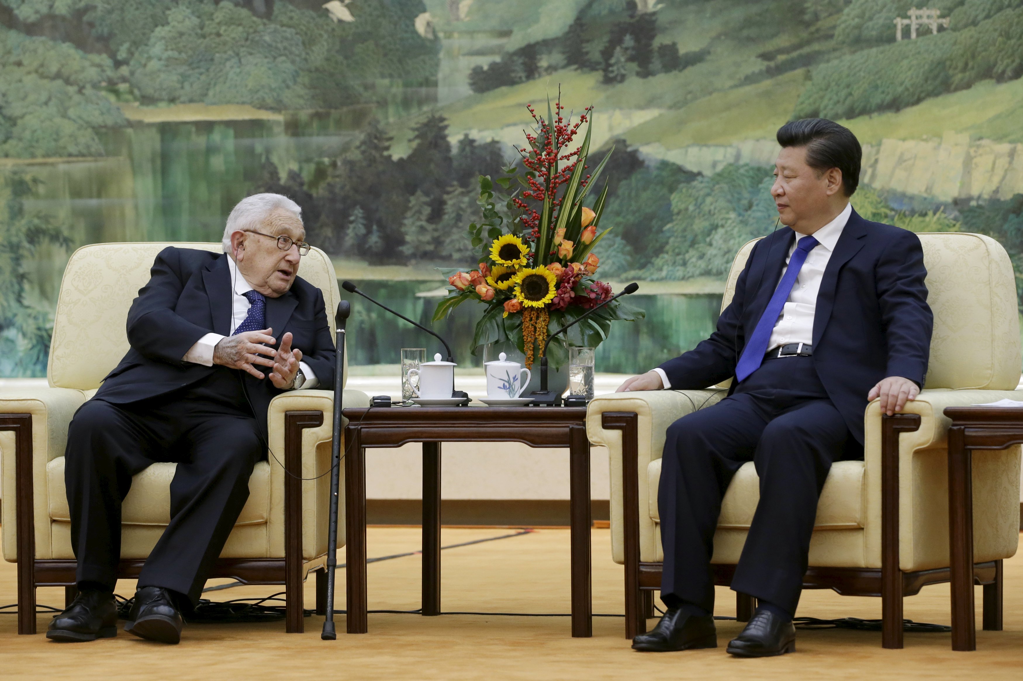 Presiden Tiongkok Xi Jinping (kanan) mendengarkan mantan Menteri Luar Negeri Amerika Serikat Henry Kissinger, yang mengetuai Dialog Jilid Dua, Tiongkok-AS, dalam sebuah pertemuan di Balai Agung Rakyat, Beijing, Tiongkok, Senin (2/11). ANTARA FOTO/REUTERS/Jason Lee.