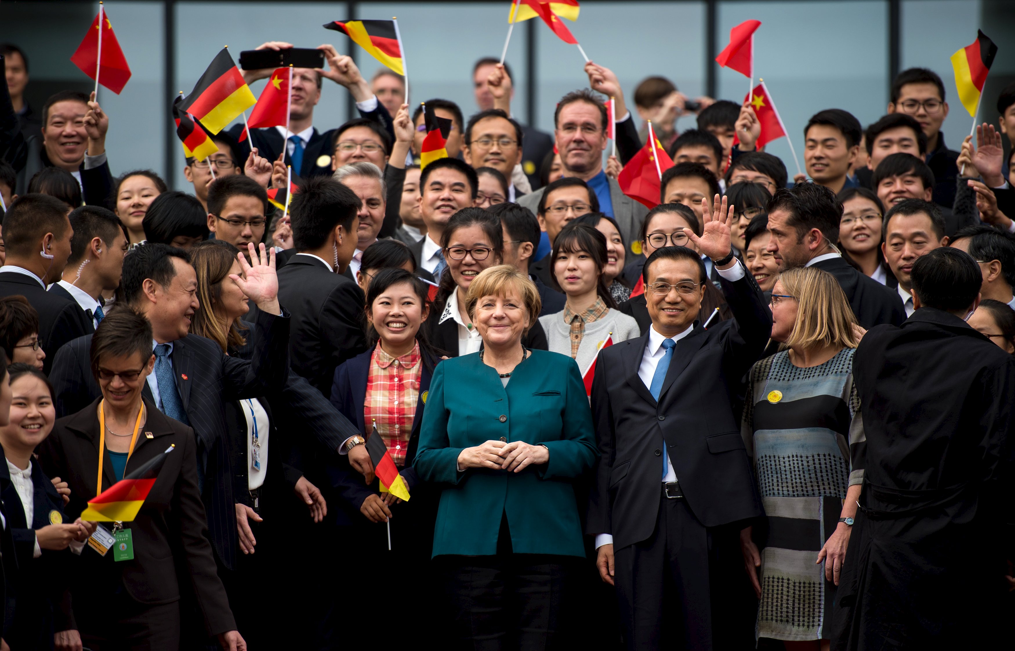 Kanselir Jerman Angela Merkel (tengah) dan Perdana Menteri Li Keqiang (ketiga kanan) berfoto dengan mahasiswa setelah kunjungan mereka ke Universitas Jerman di Hefei, Jumat (30/10). REUTERS/JOHANNES EISELE.
