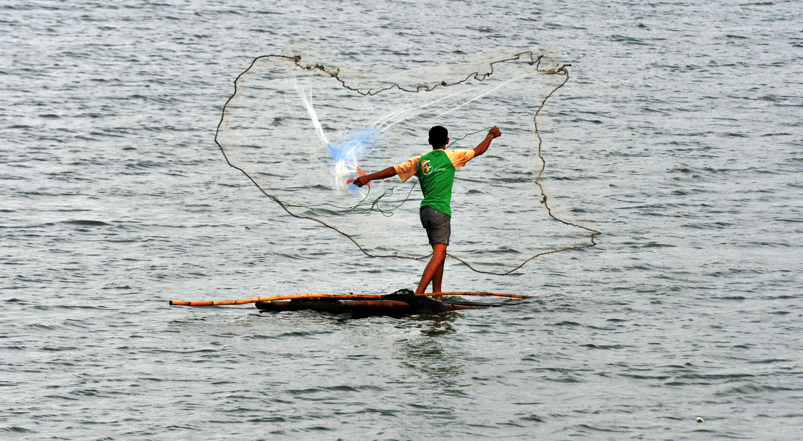 Nelayan menjala ikan tawar di Danau Barombong Makassar, Sulawesi Selatan, Minggu (8/11). Habitat ikan tawar di Makassar terancam punah karena banyak rawa tempat ikan tawar yang dibangun perumahan. ANTARA FOTO/Yusran Uccang.