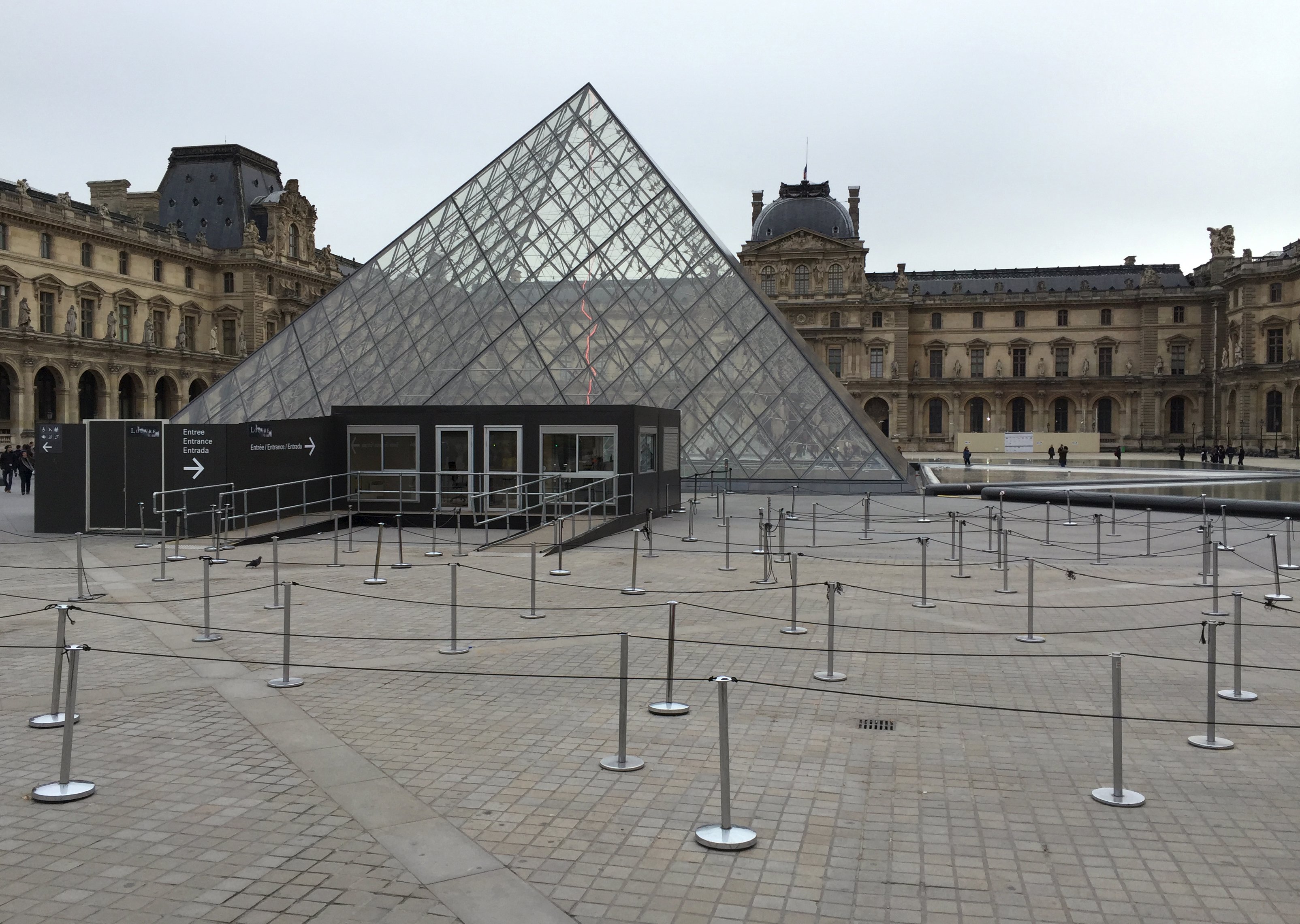 Pintu masuk museum Louvre di Paris, Perancis terlihat sepi setelah ditutup pada hari Sabtu (14/11), setelah kejadian serangkaian serangan mematikan di ibukota negara. ANTARA FOTO/REUTERS/Reinhard Krause.