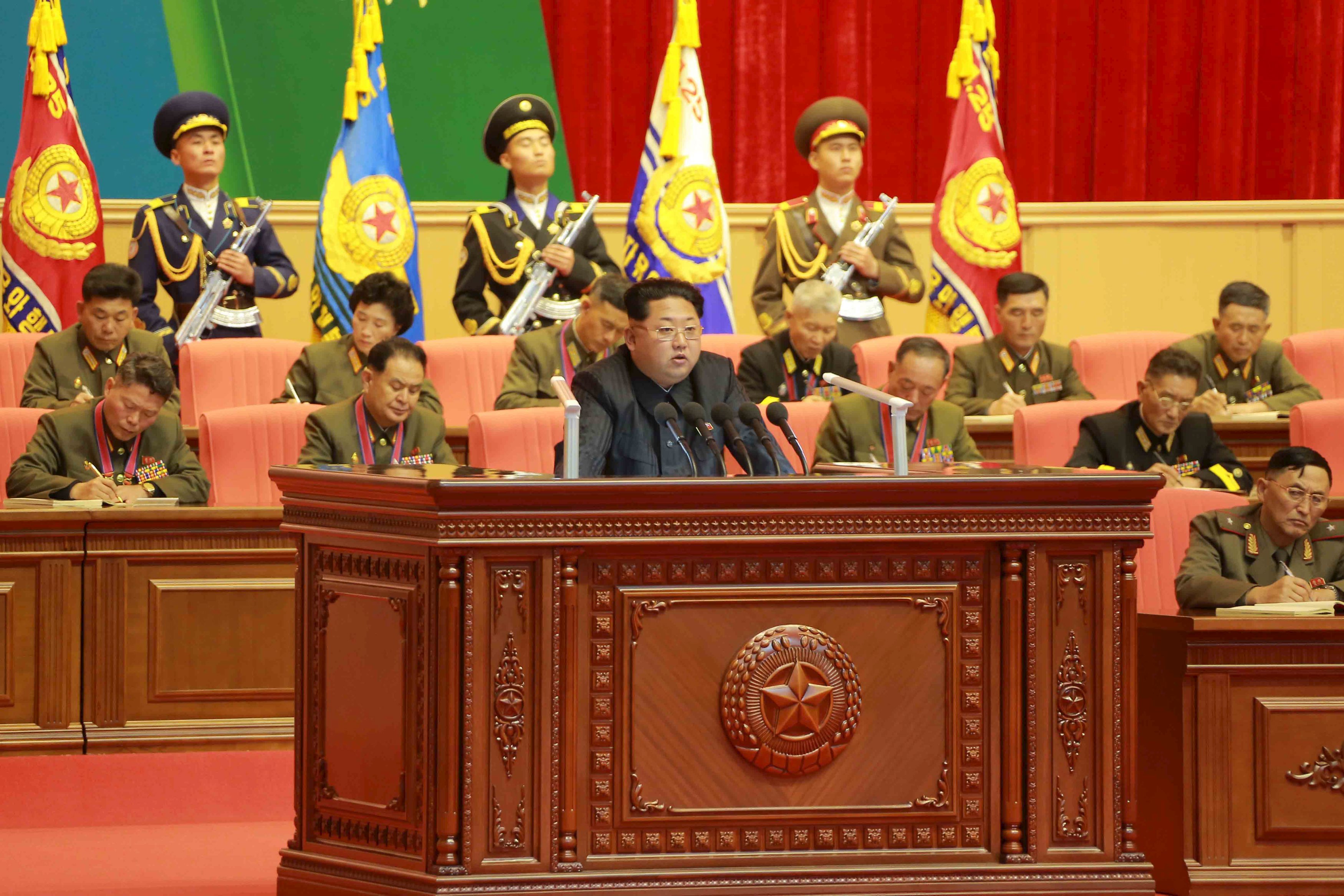 Pemimpin Korea Utara Kim Jong Un berbicara di konvensi pendidikan militer ke-7 Tentara Rakyat Korea (KPA), yang diselenggarakan tanggal 3 dan 4 November, di foto tidak bertanggal yang dirilis oleh Pusat Agensi Berita Korea Utara (KCNA) di Pyongyang, Kamis (5/11). REUTERS/KCNA.