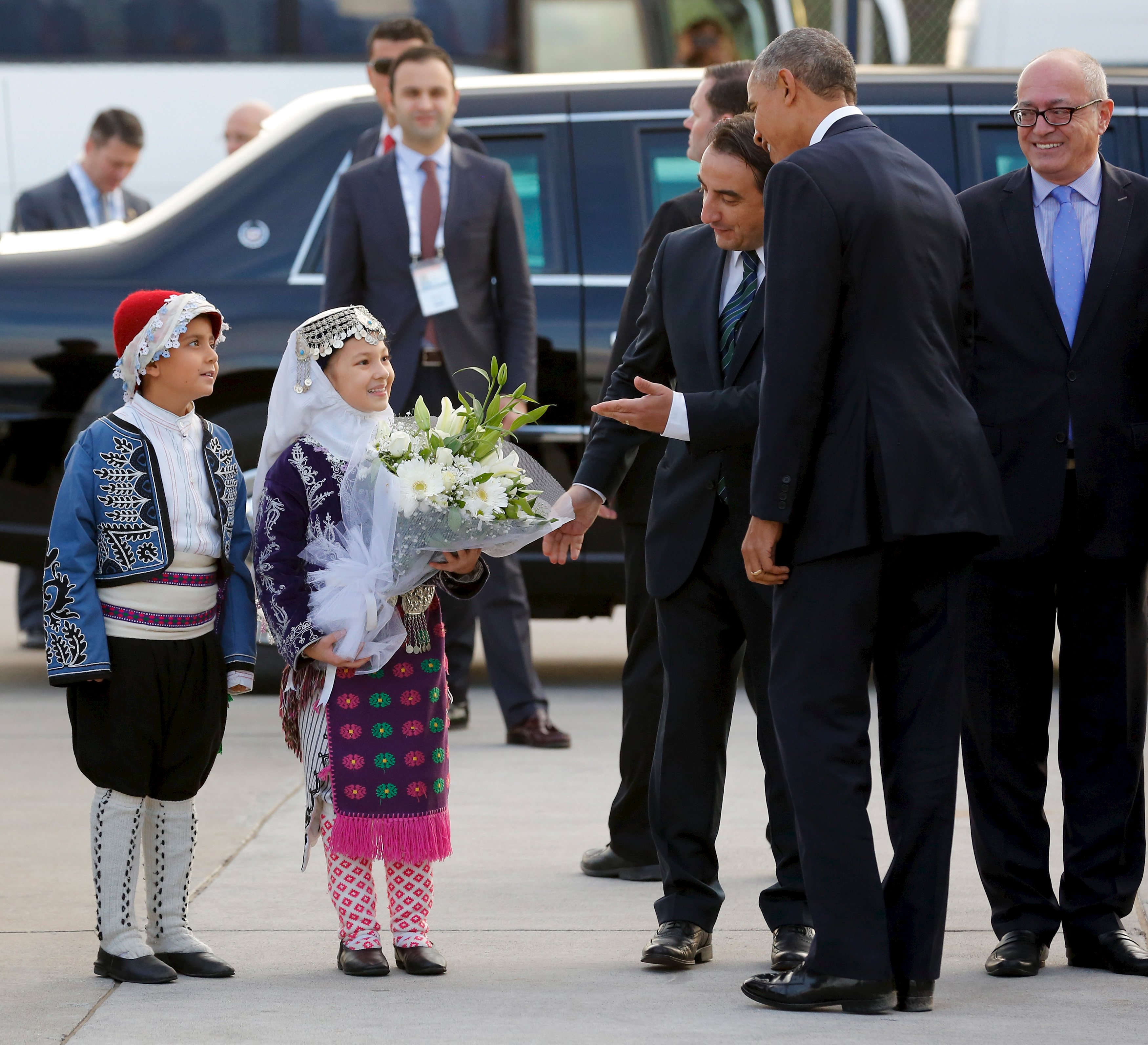 Dua anak memberikan rangkaian bunga kepada Presiden Amerika Serikat Barack Obama saat tiba di Bandara Internasional Antalya, Turki, Minggu (15/11). ANTARA FOTO/REUTERS/Jonathan Ernst.