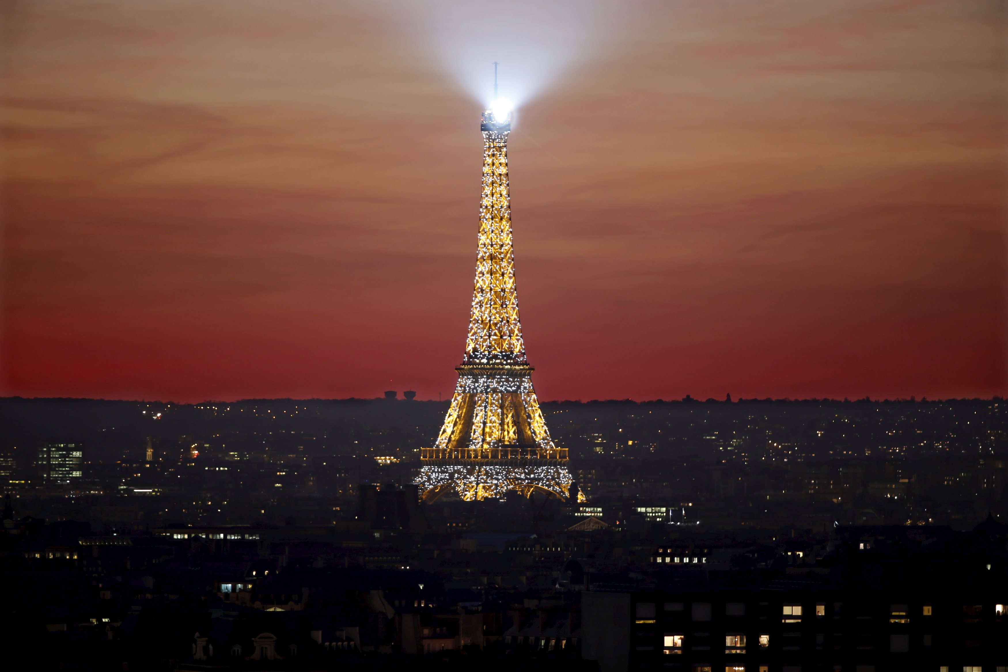 Menara Eiffel saat matahari tenggelam di Paris, Prancis, Senin (9/11). Paris akan menyelenggarakan Konferensi Perubahan Iklim Dunia 2015 (COP21) dari tanggal 30 November sampai 11 Desember. REUTERS/Charles Platiau.