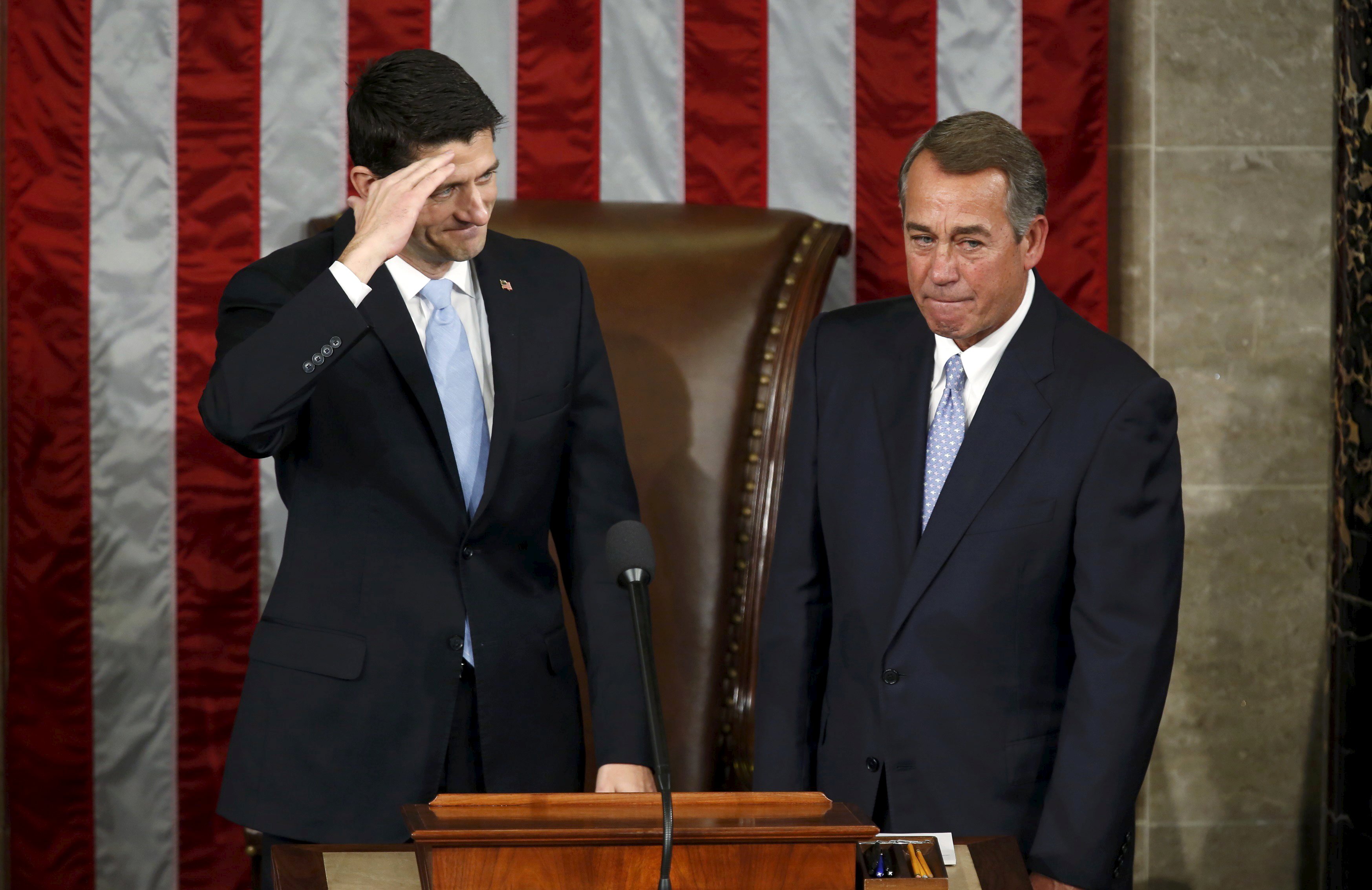 Ketua DPR Amerika Serikat terpilih Paul Ryan (kiri) memberi hormat kepada anggota DPR saat ia berdiri dengan John Boehner, yang meletakkan jabatannya sebagai Ketua DPR saat Paul Ryan terpilih di Capitol Hill di Washington, Kamis (29/10). REUTERS/Gary Cameron.