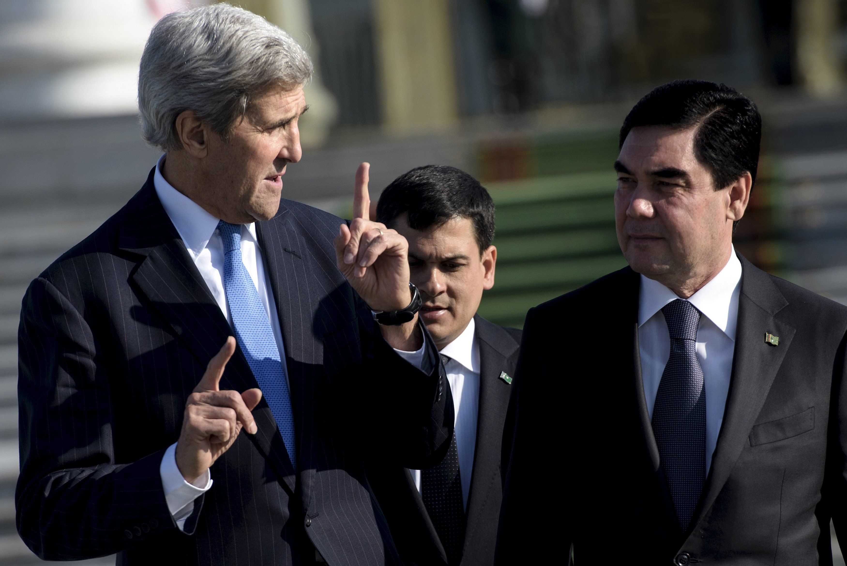 Menteri Luar Negeri John Kerry (kiri) dan Presiden Turkmenistan Gurbanguly Berdimuhamedov (kanan) berjalan setelah pertemuan di Istana Kepresidenan Oguzkan di Ashgabat, Selasa (3/11). Kerry mengunjungi Tajikistan dan Turkmenistan pada hari terakhir perjalanannya mengunjungi lima negara Asia Tengah. REUTERS/Brendan Smialowski.