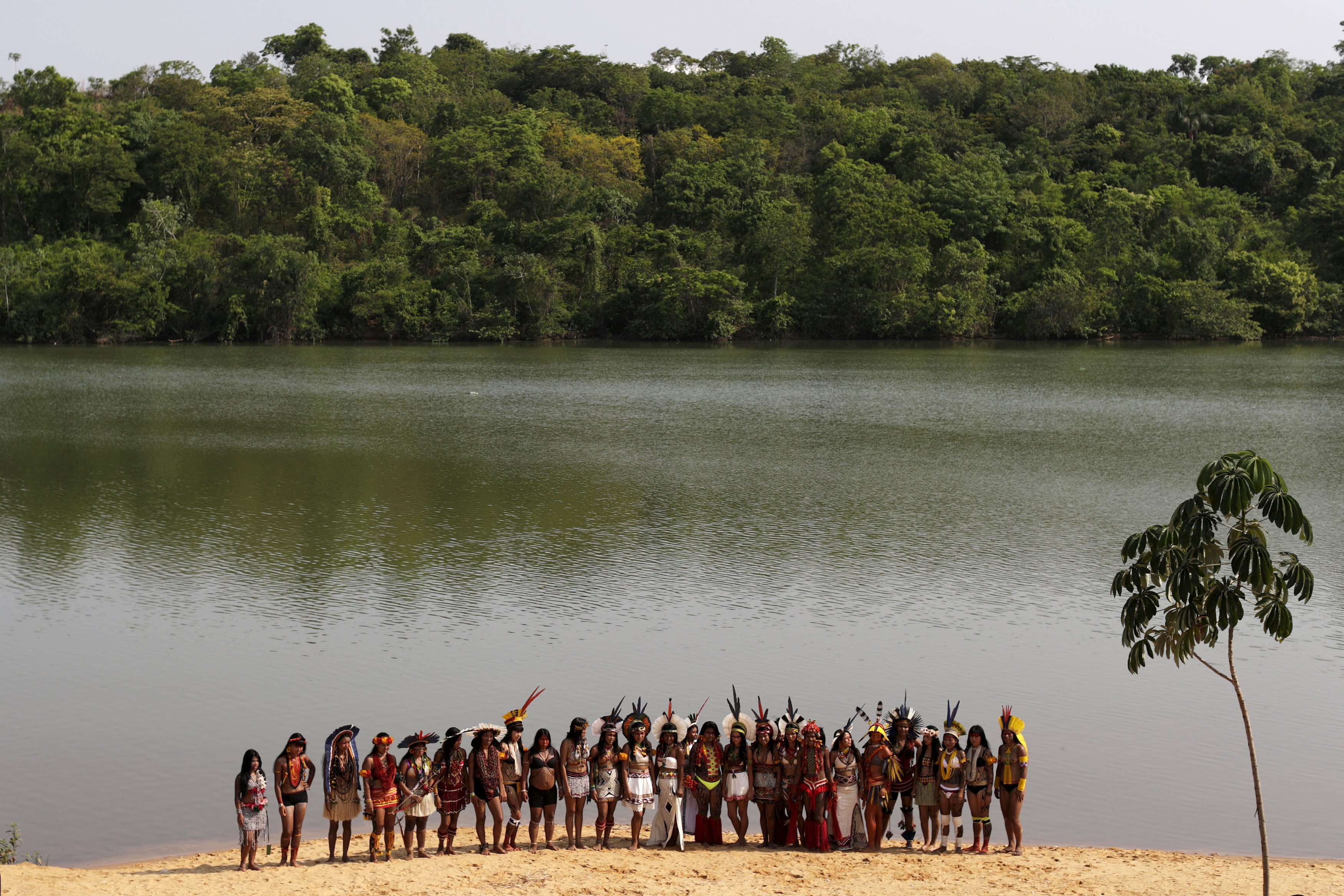 Sejumlah perempuan pribumi dari beberapa suku berpose untuk foto bersama setelah berpartisipasi di parade kecantikan pribumi di World Games untuk Penduduk Pribumi di Palmas, Brazil, Kamis (29/10). REUTERS/Ueslei Marcelino.