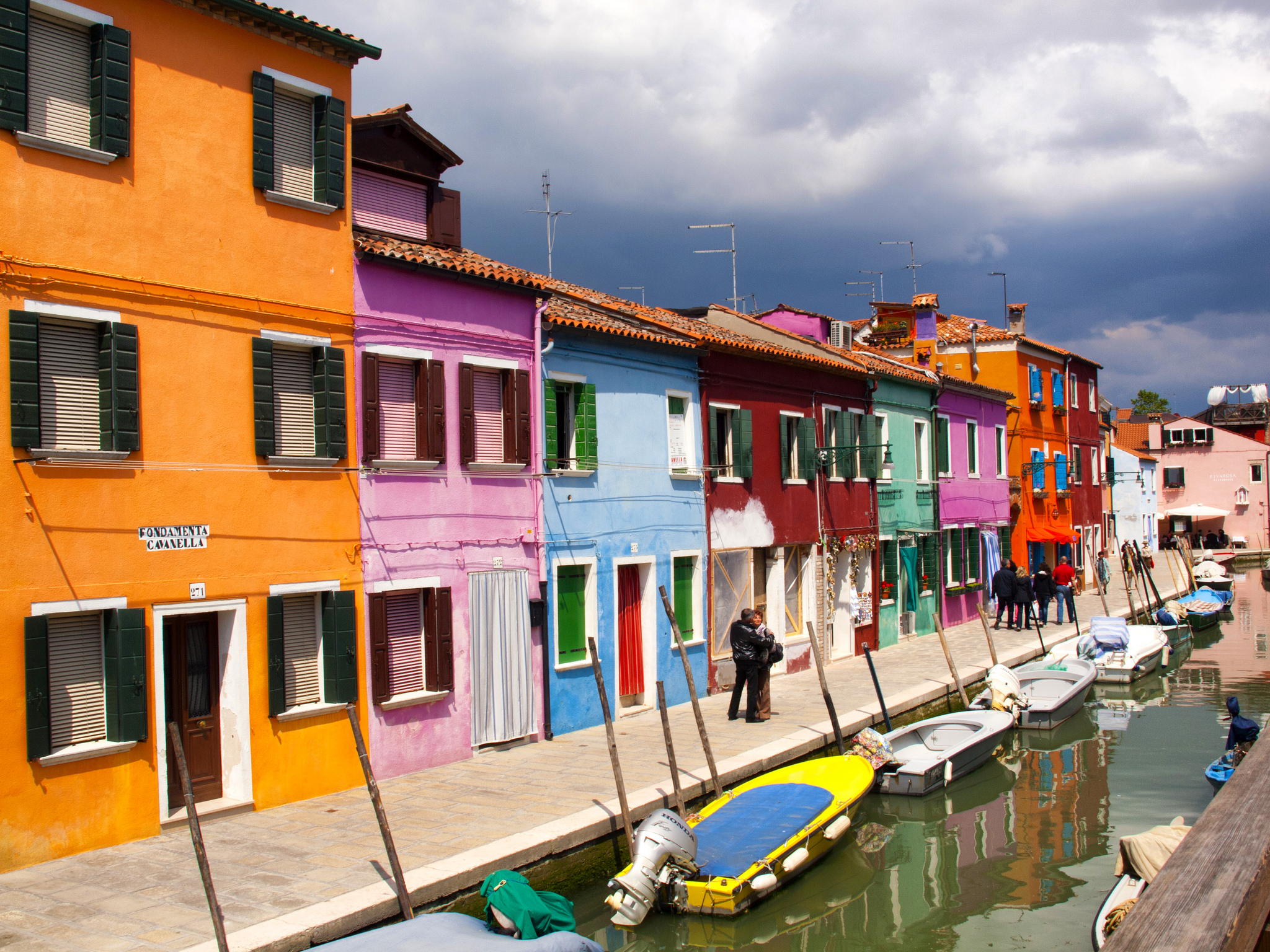 Rumah-rumah nelayan yang berwarna-warni di Pulau Burano. Sebuah pulau cantik di bagian utara laguna Venesia, Italia. Flickr - Kevin Poh.