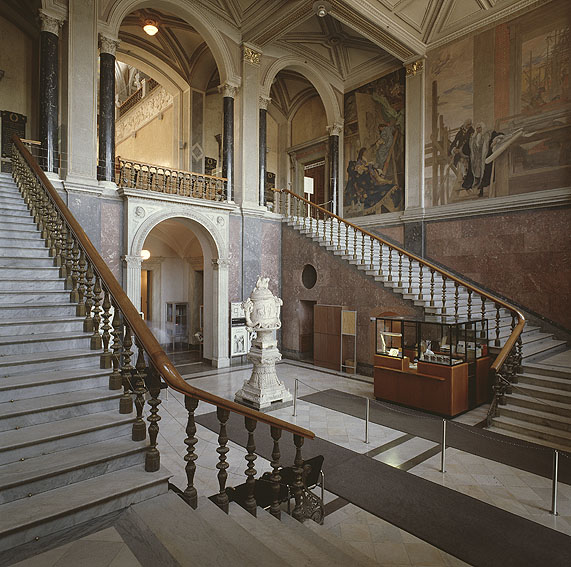 Tangga dan pintu masuk yang sudah ada sejak tahun 1988. Flickr - Nationalmuseums.