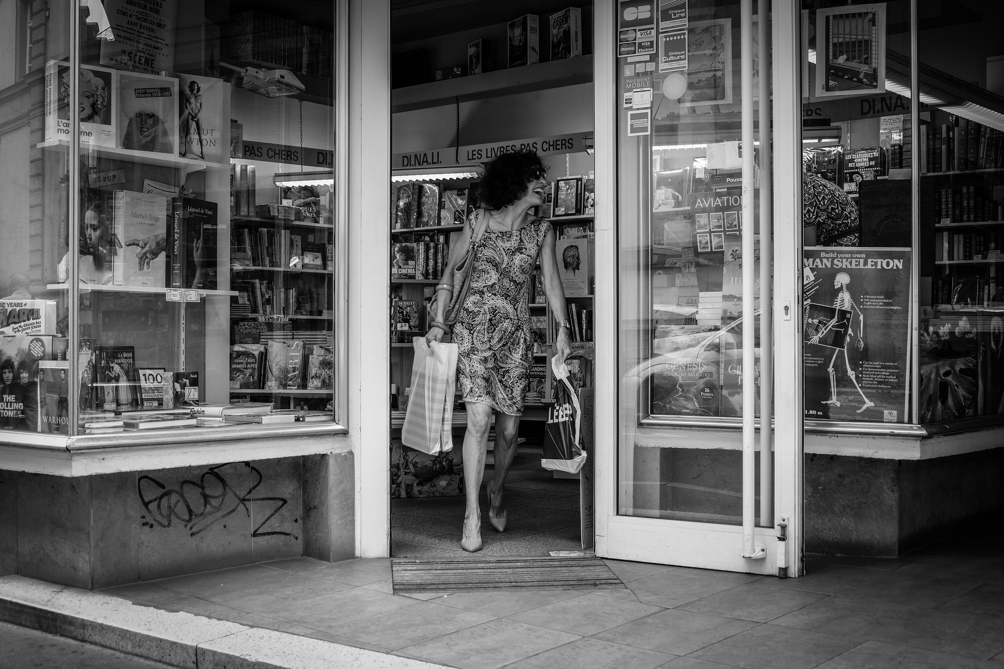 Elegant lady shopping in a bookshop in Strassbourg/ France. Flickr - Hans-B. Sickler.