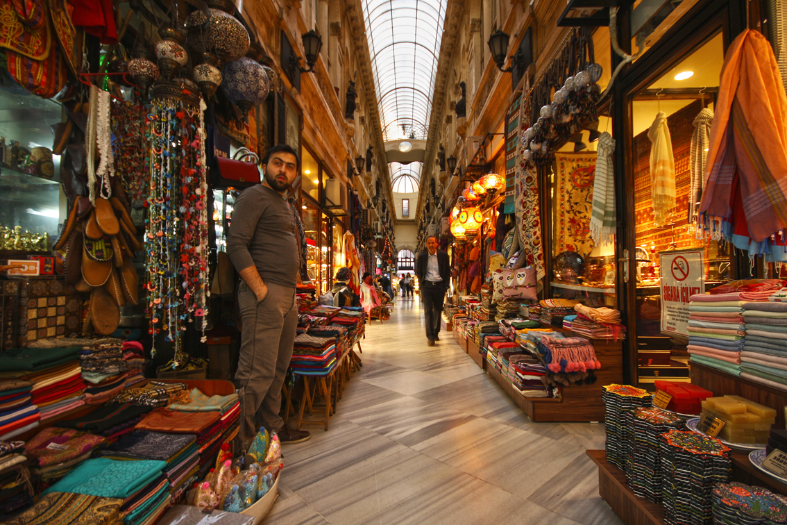 Avrupa Pasaji, atrium antik dengan beberapa toko yang berwarna-warni dan vendor barang tradisional. Istanbul, Maret 2014. Flickr -  Miguel Virkkunen Carvalho.
