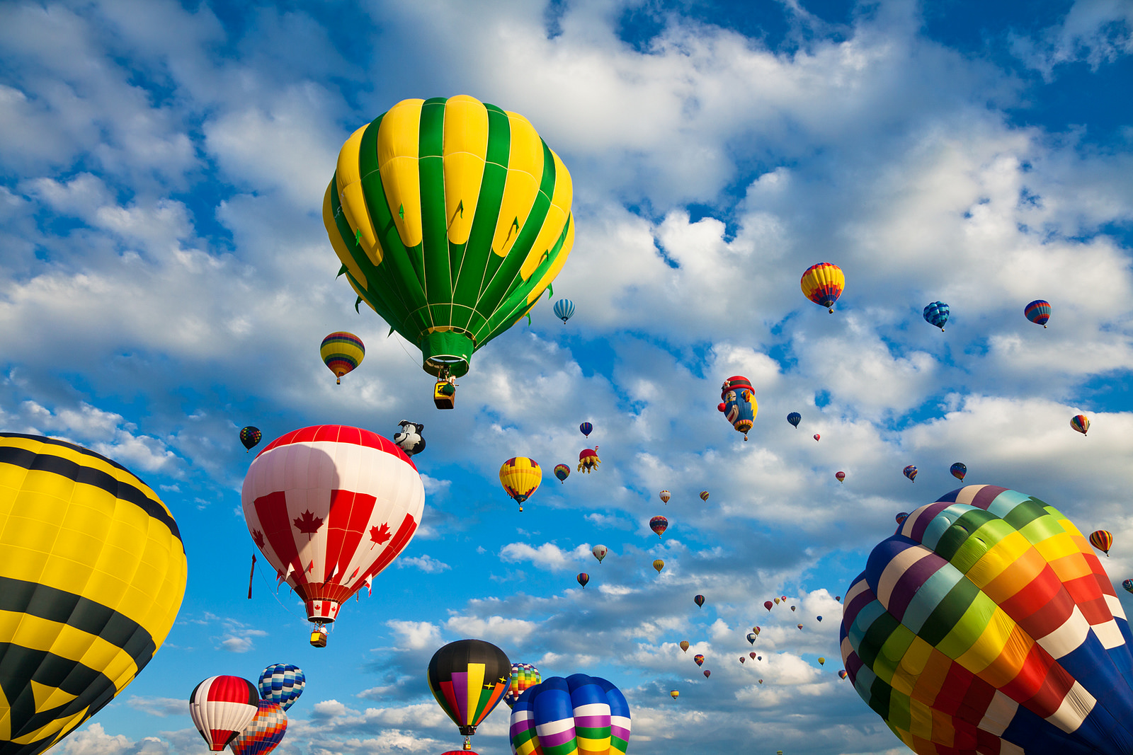 Vibrant balon udara panas diterbangkan, dari festival tahunan yang diselenggarakan di Saint-Jean-sur-Richelieu dekat Montreal, Quebec (Kanada). Flickr - Nicolas Raymond.