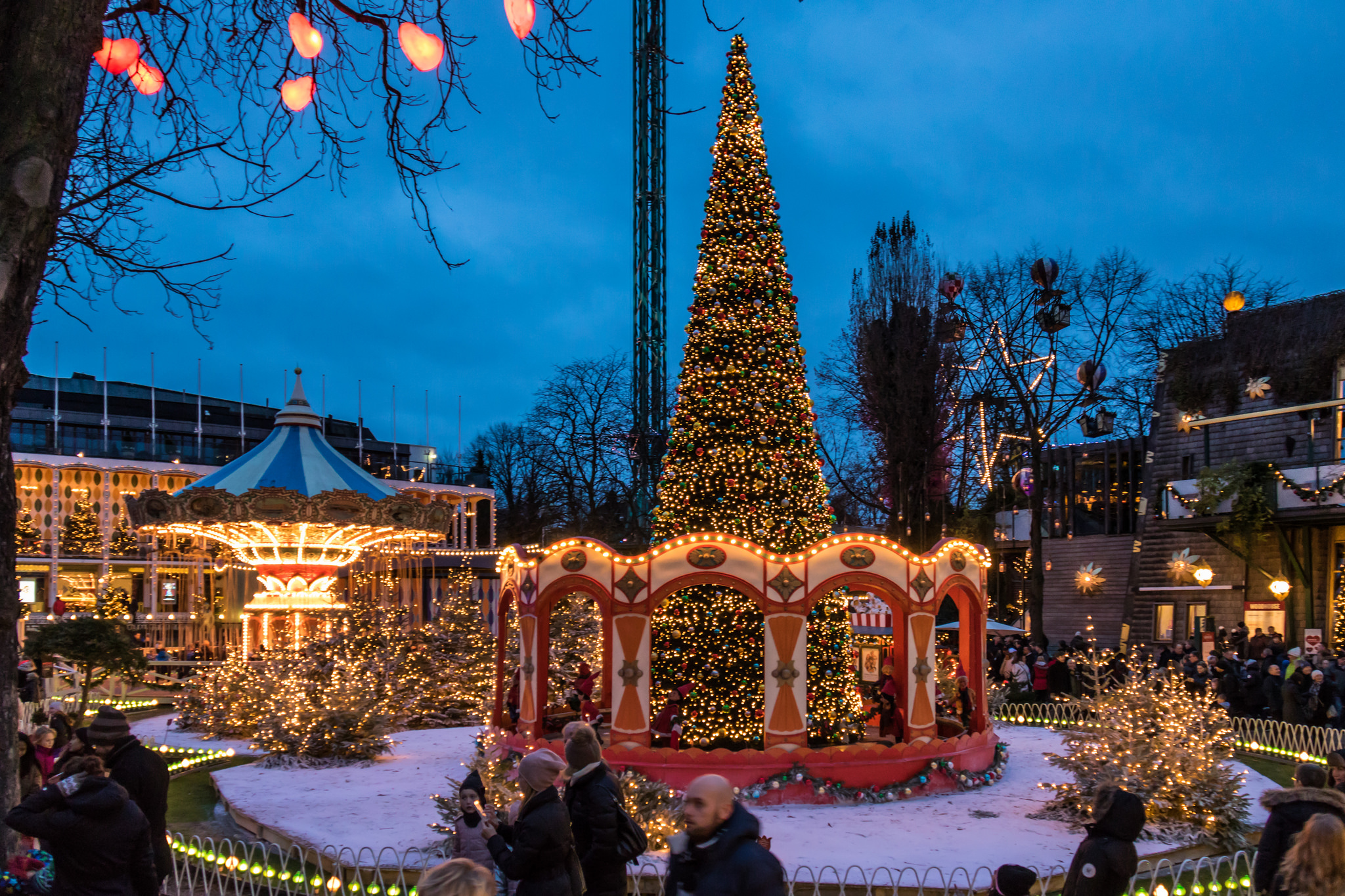 Christmas spirit at Tivoli, Copenhagen - Denmark. Flickr - Susanne Nilsson.