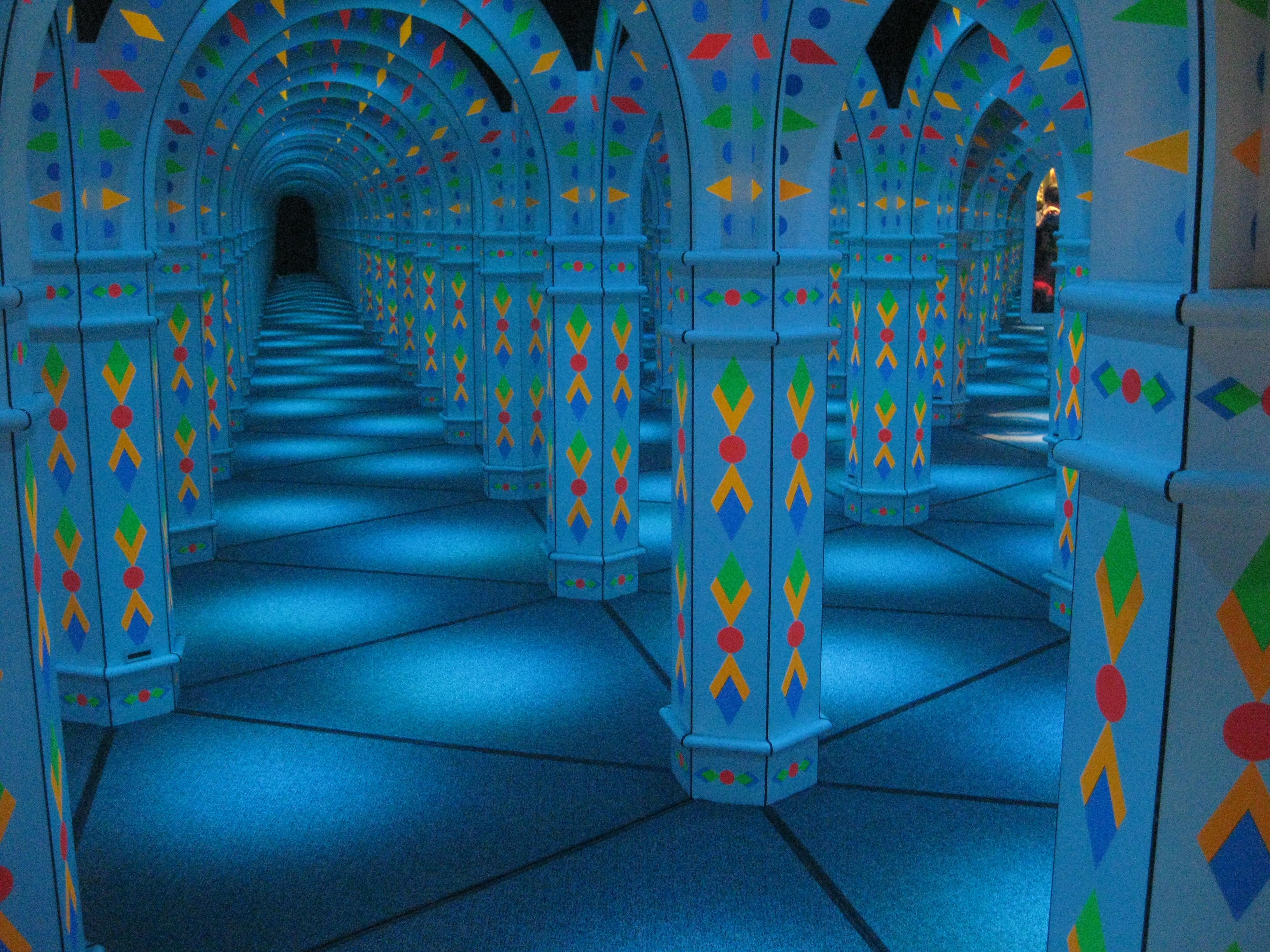 Maze of Mirrors. Flickr - Michael Ocampo.