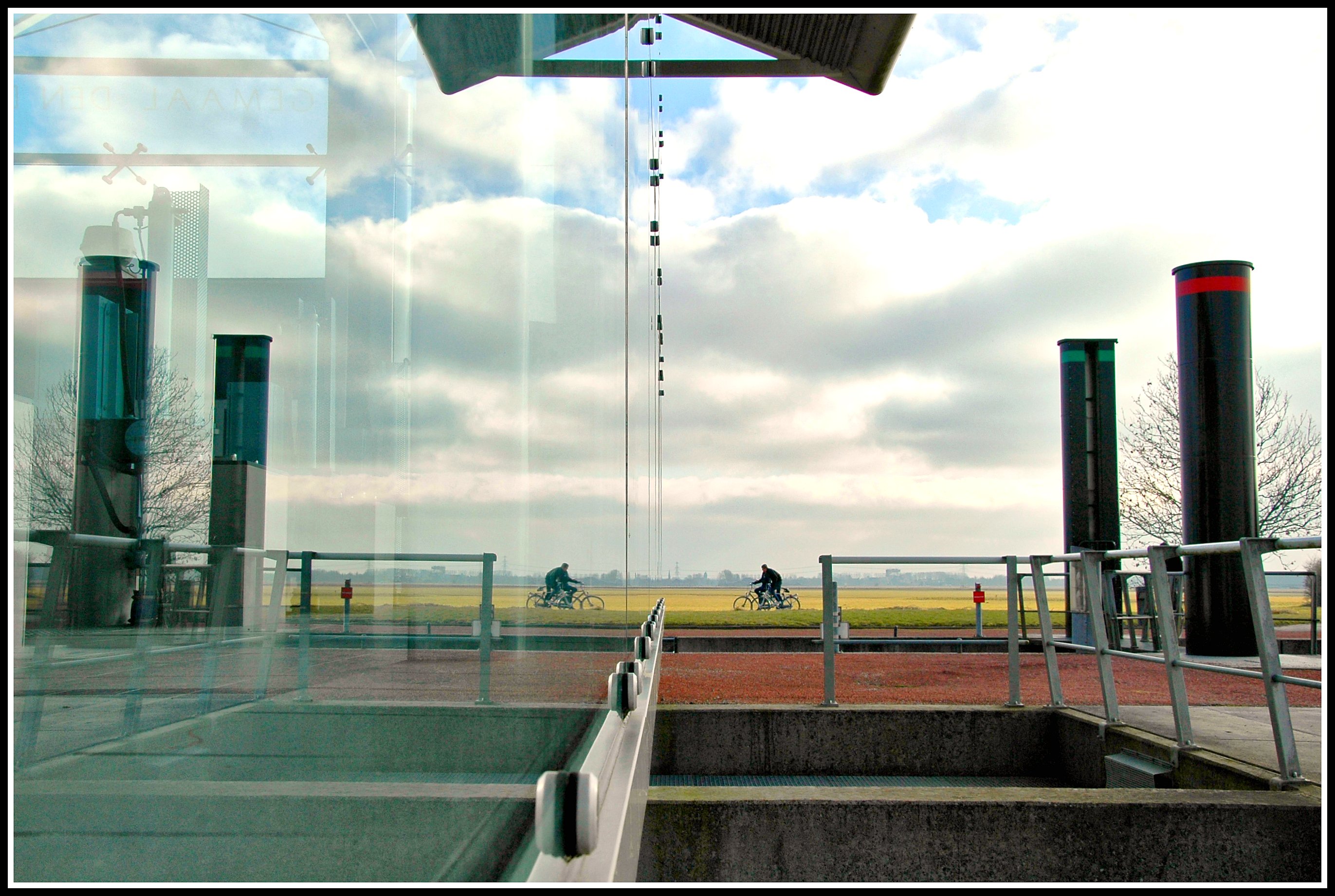 Glass architecture of a waterpumpingstation with a ships-lock. Flickr - Henk de Boer.