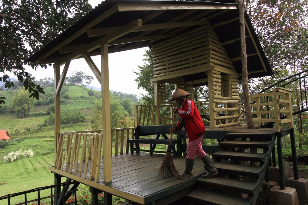 Petugas Taman Bunga2