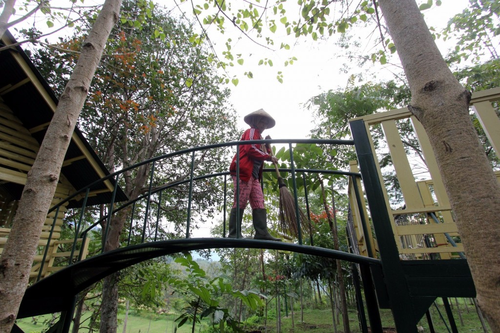 Petugas Taman Bunga3