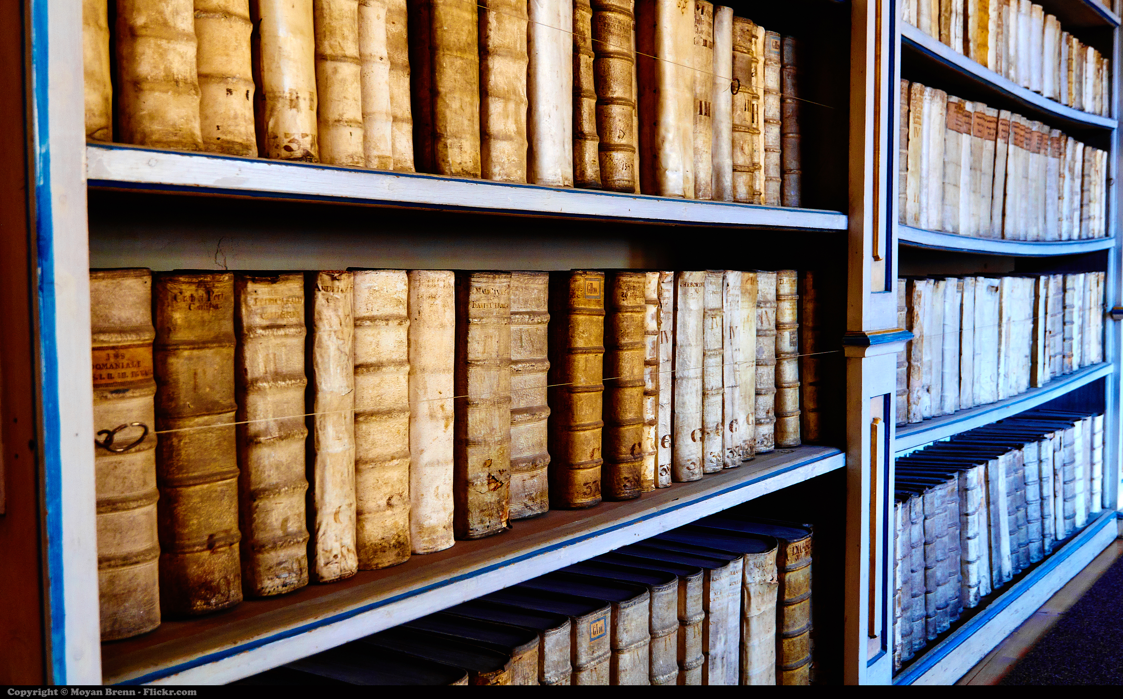 Susunan buku di perpustakaan yang terkenal di Strahov, Prague. Flickr - Moyan Brenn.