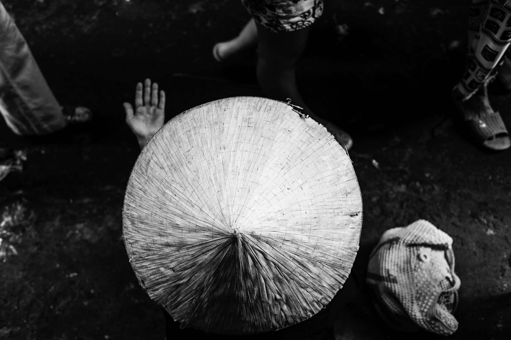 Seorang wanita peminta-minta di Pasar Nhattao, Saigon, Vietnam. Flickr - CiaoHo.