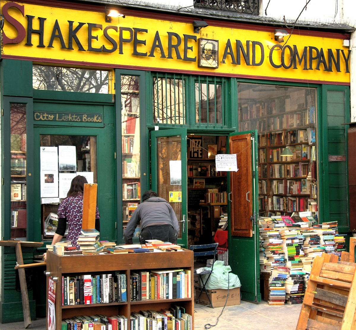 Bookshop in Paris. Flickr - Vassil Tzvetanov.