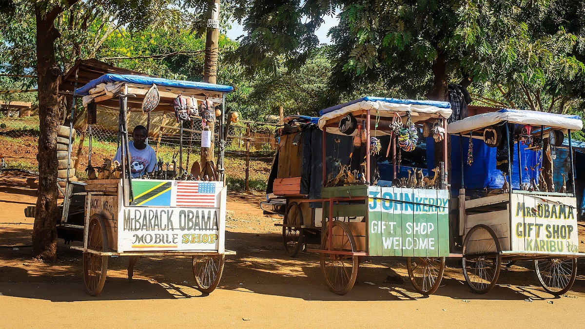 Souvenir Shopping Tanzanian Style. Flickr - Christiane Birr.